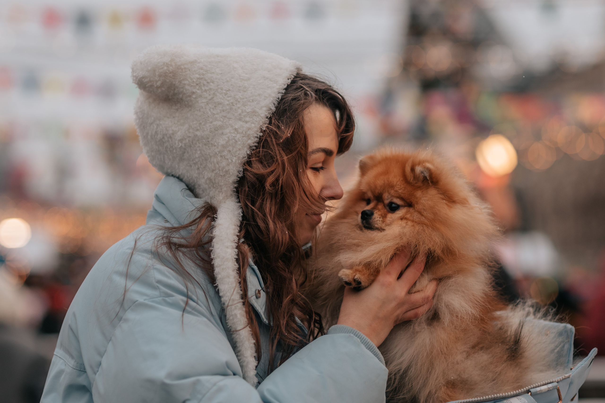 Тоффи и семья на новогодней ярмарке. Семейный фотограф анималист Мария Крючкова