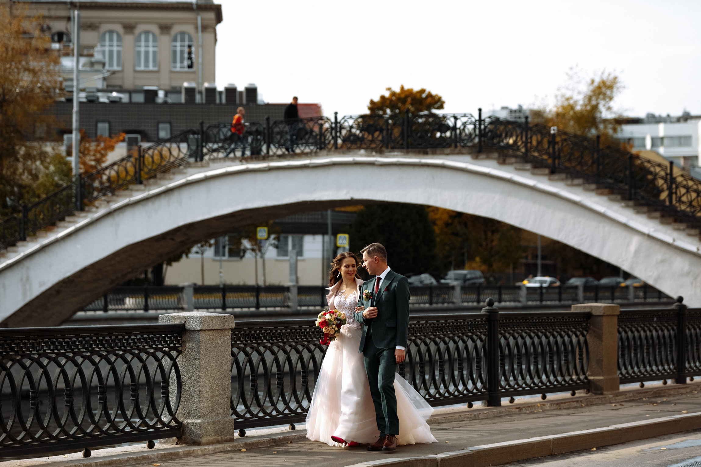 Розовые туфли, зеленый костюм — яркая свадьба Юры и Даши