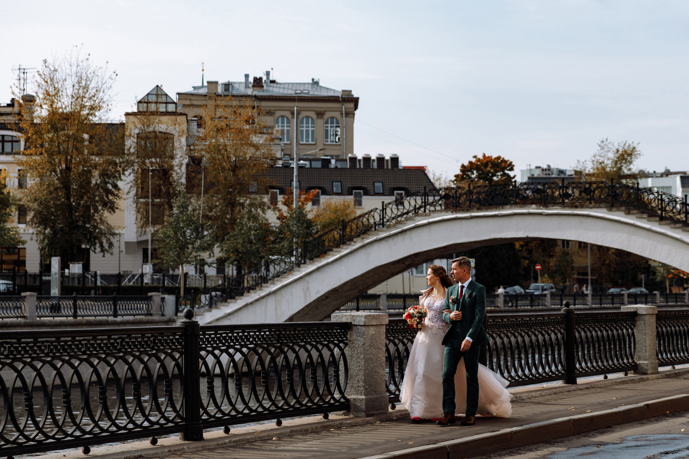Розовые туфли, зеленый костюм — яркая свадьба Юры и Даши