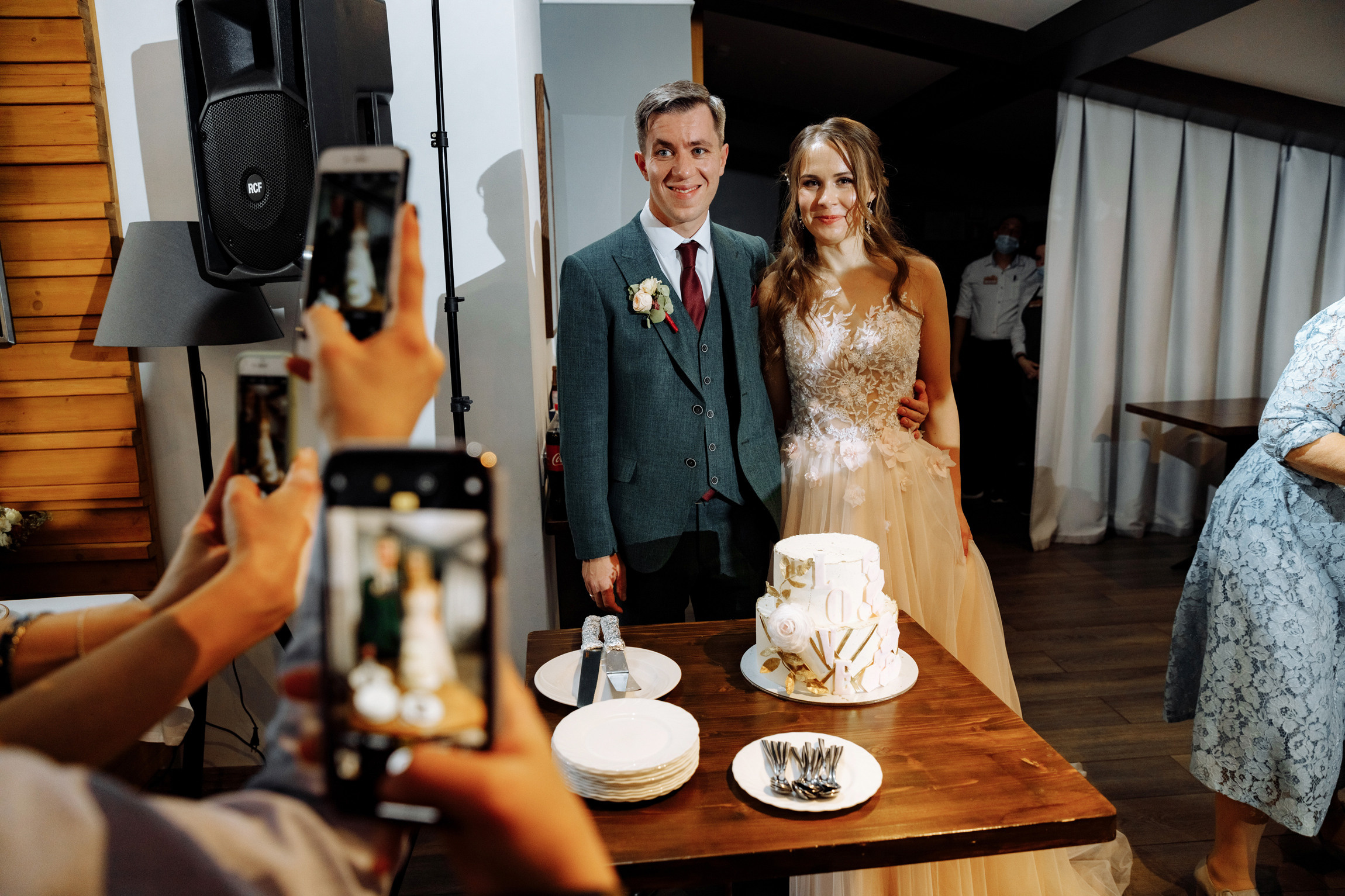 Розовые туфли, зеленый костюм — яркая свадьба Юры и Даши