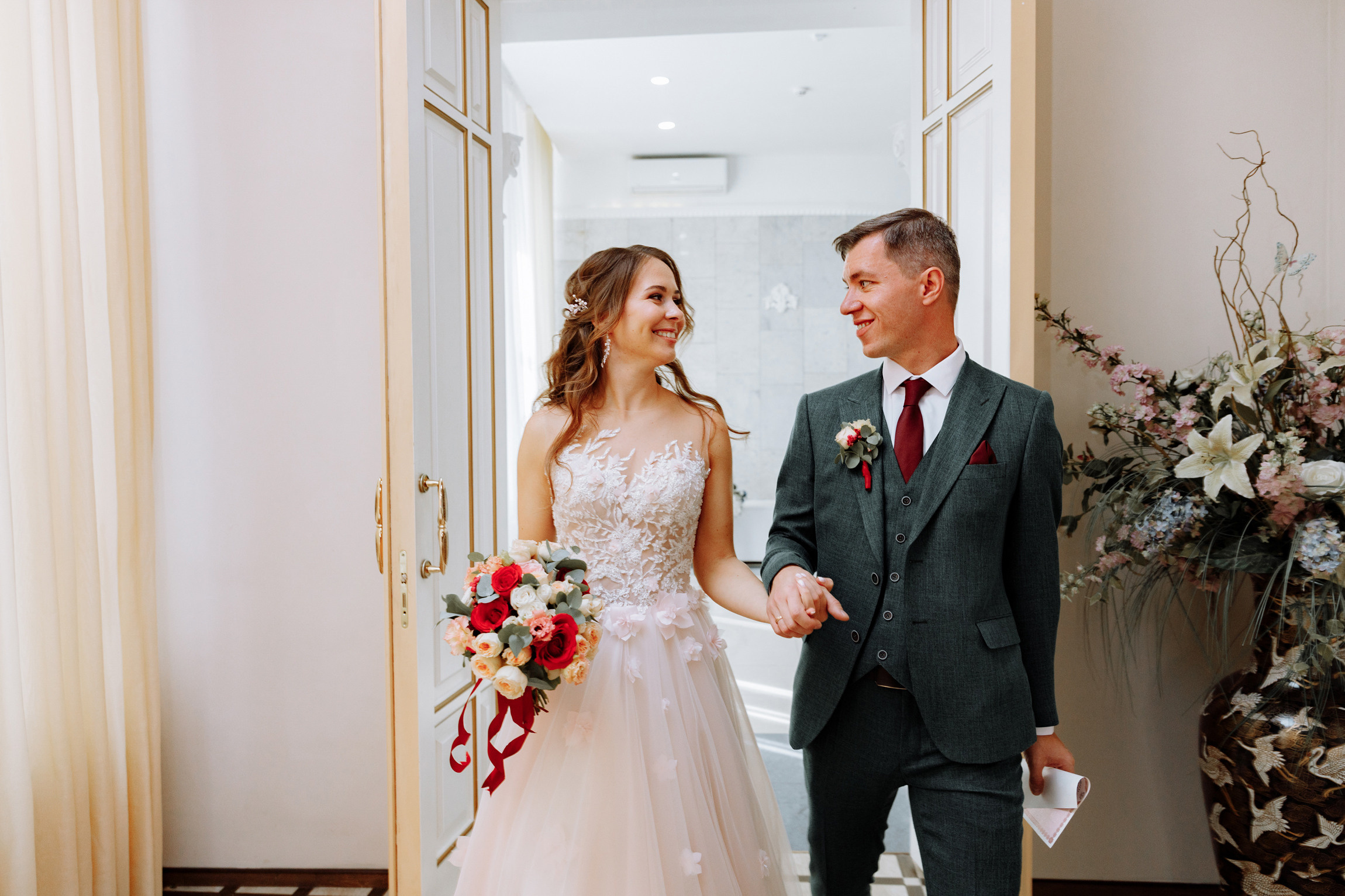 Розовые туфли, зеленый костюм — яркая свадьба Юры и Даши