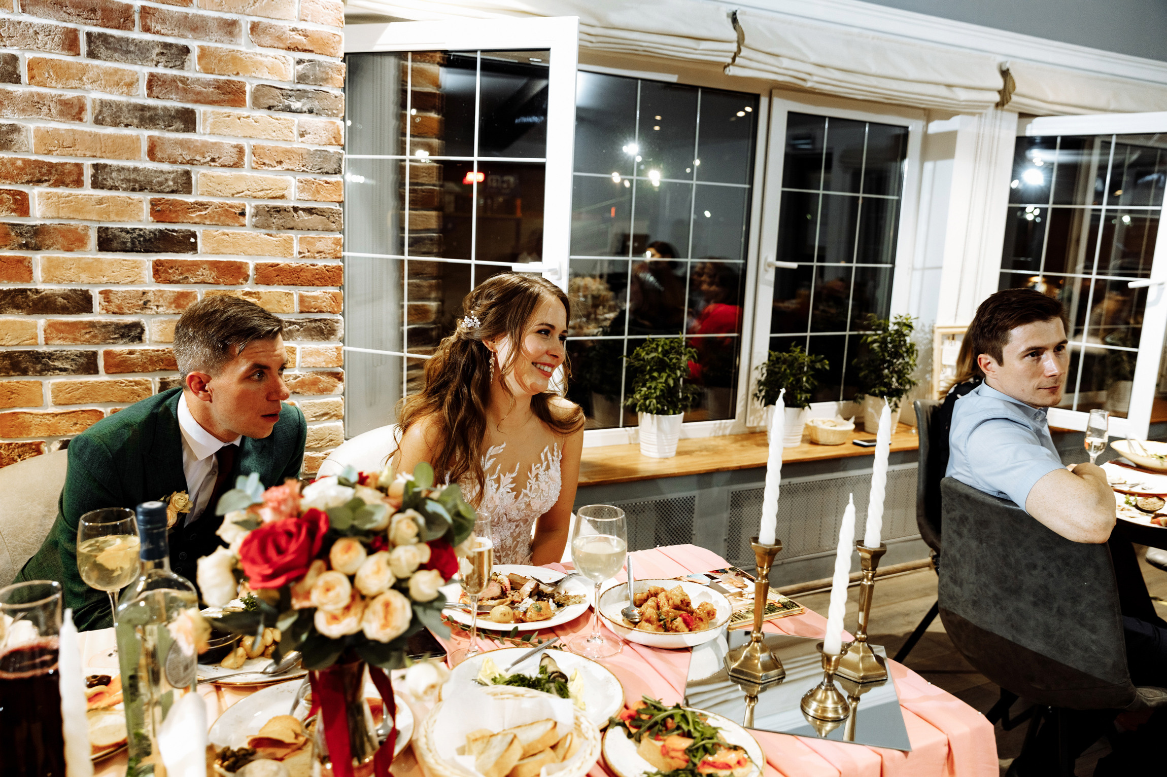 Розовые туфли, зеленый костюм — яркая свадьба Юры и Даши