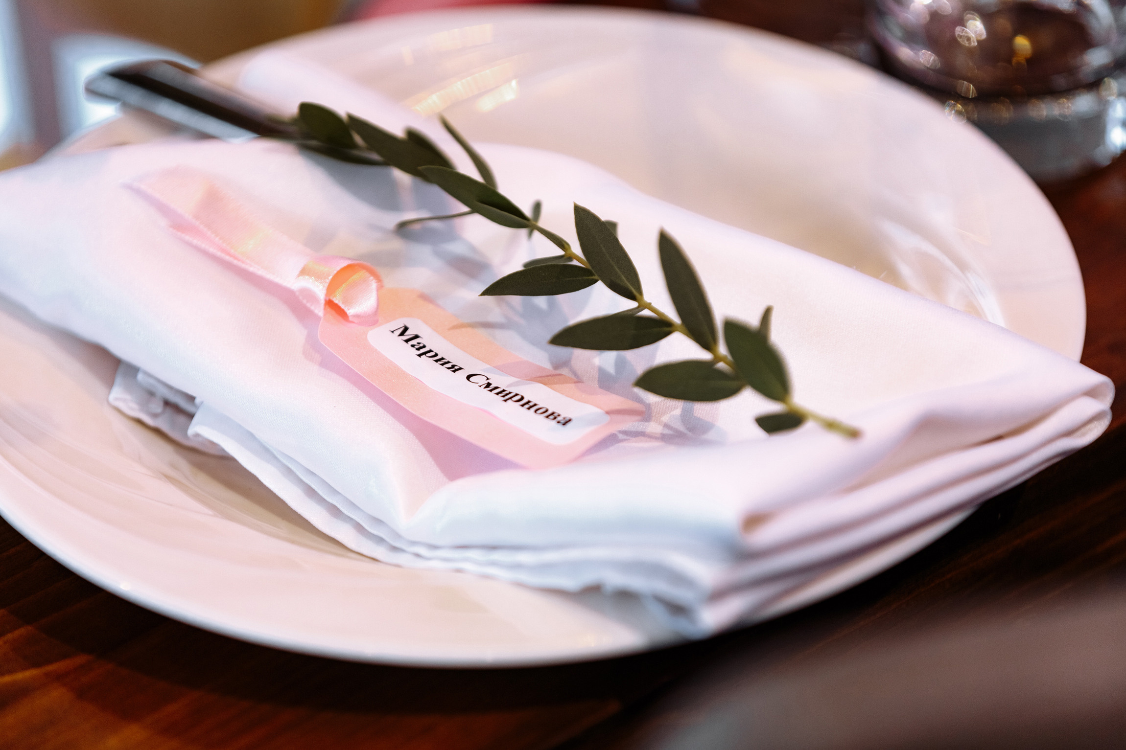 Розовые туфли, зеленый костюм — яркая свадьба Юры и Даши