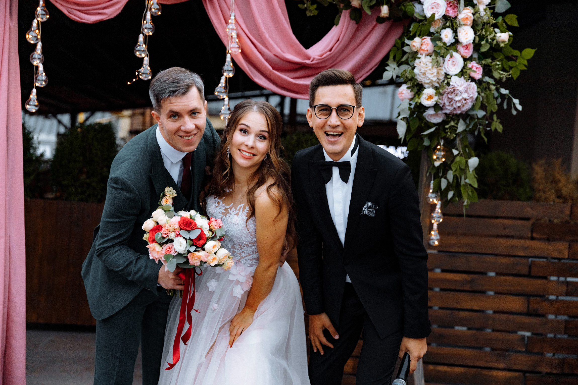 Розовые туфли, зеленый костюм — яркая свадьба Юры и Даши