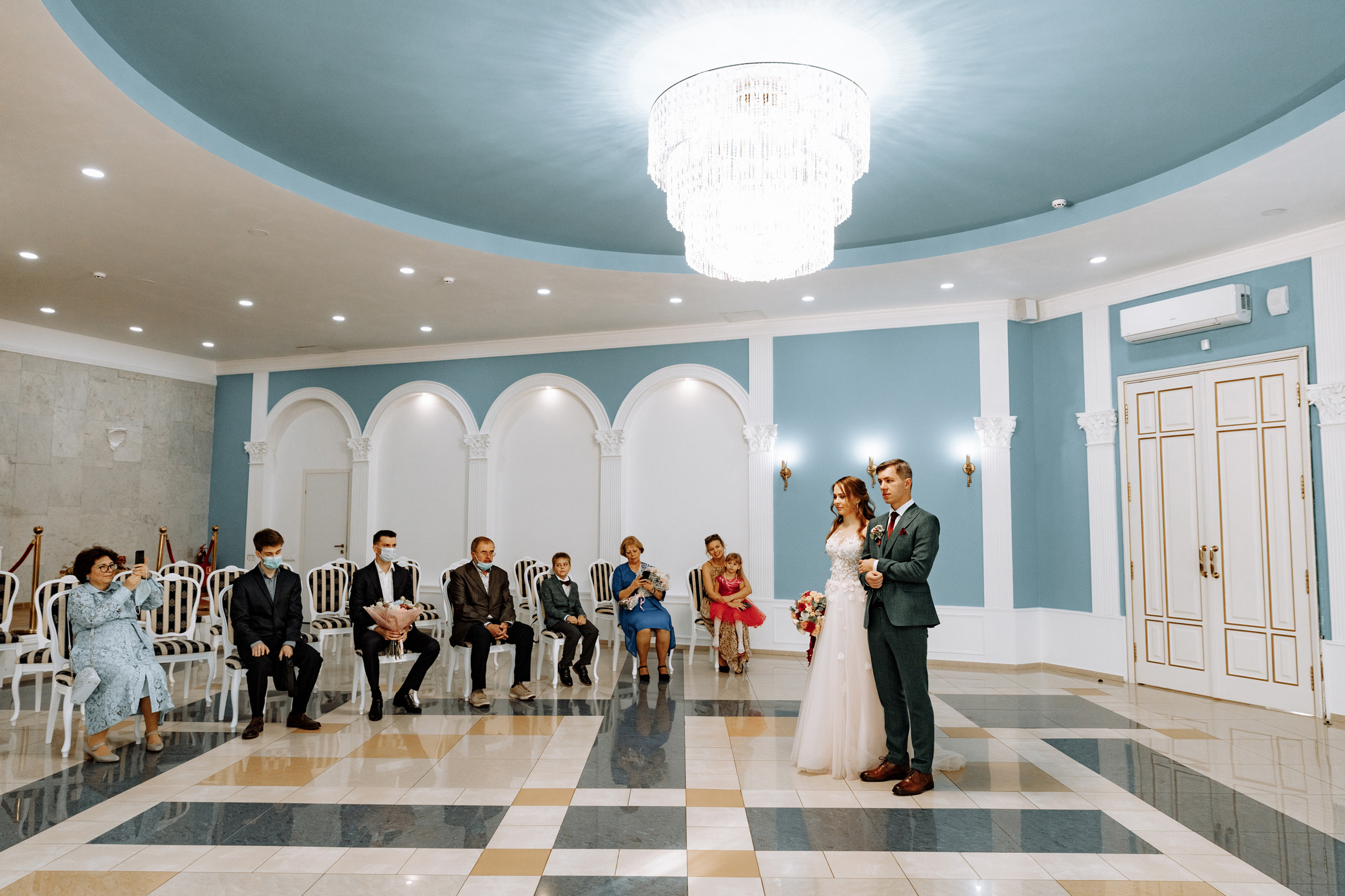 Розовые туфли, зеленый костюм — яркая свадьба Юры и Даши