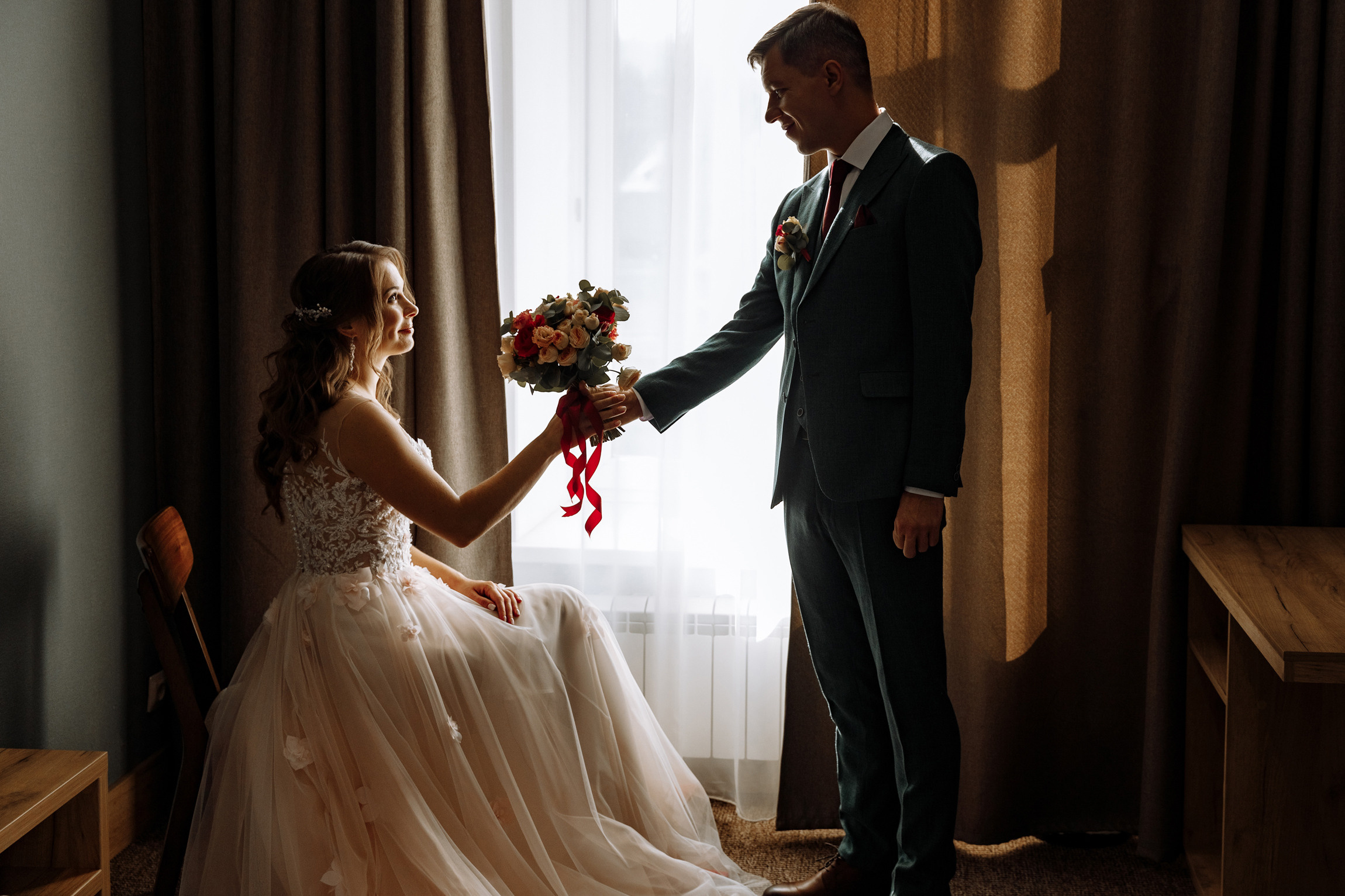 Розовые туфли, зеленый костюм — яркая свадьба Юры и Даши