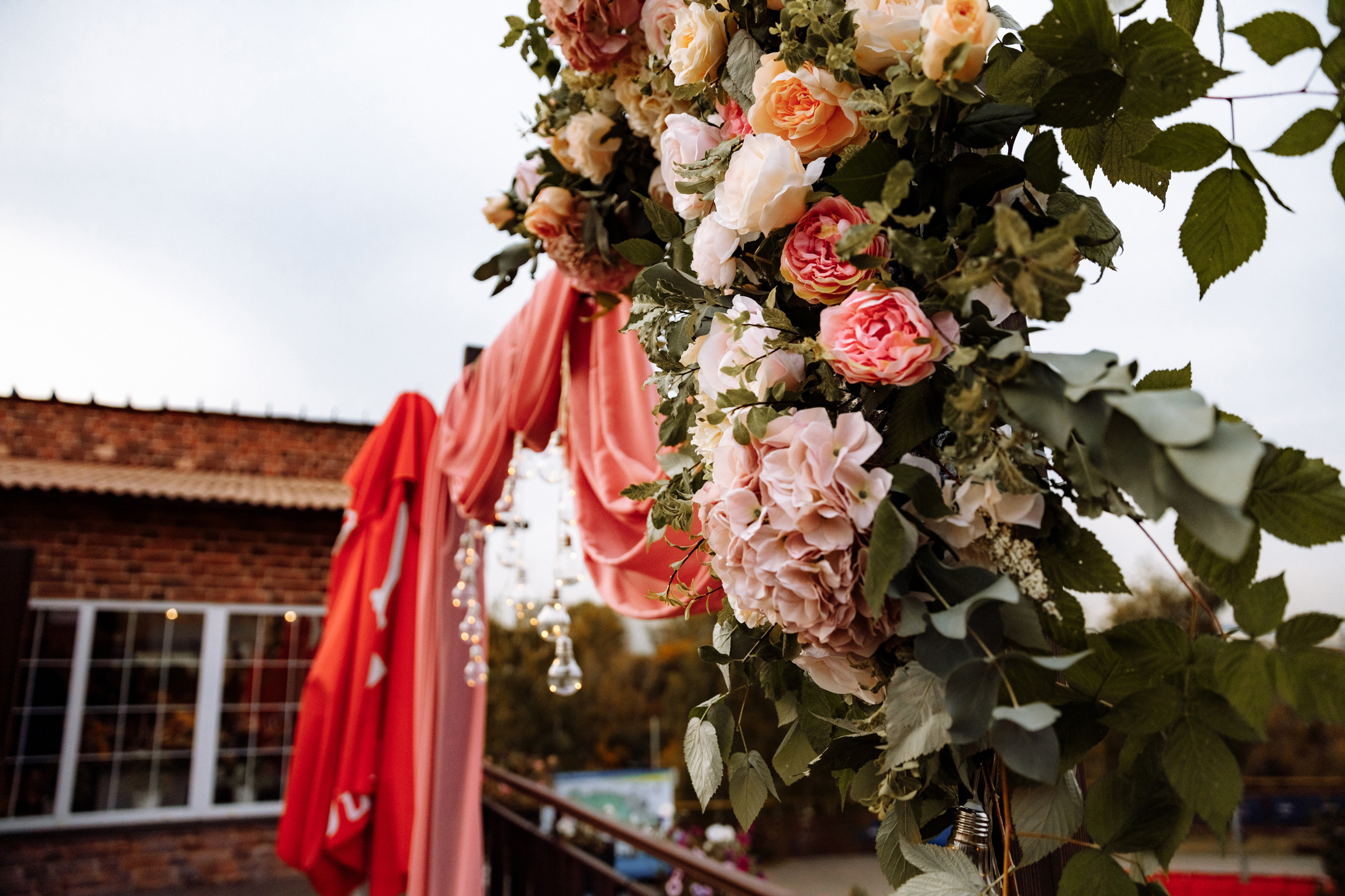 Розовые туфли, зеленый костюм — яркая свадьба Юры и Даши