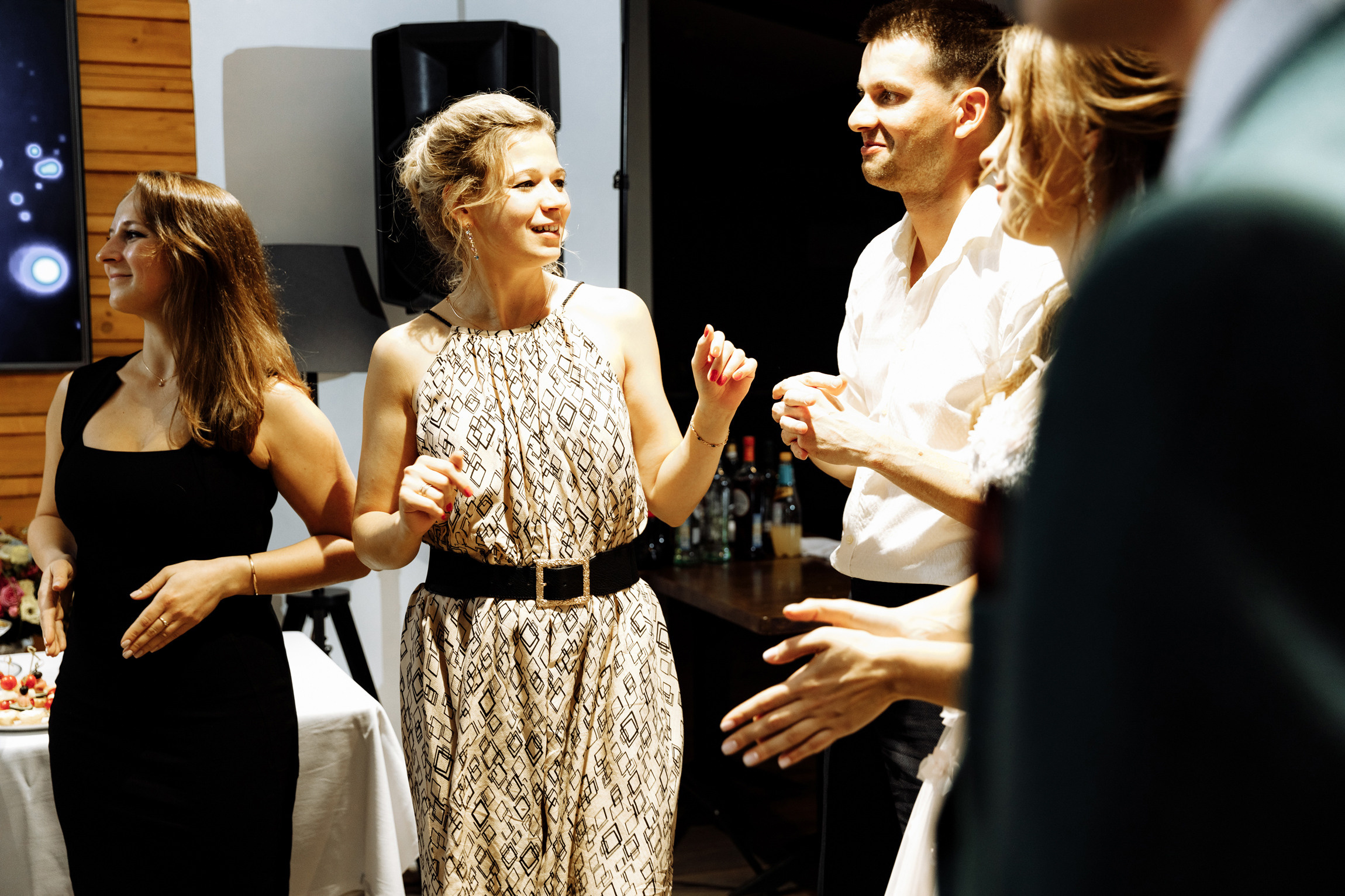 Розовые туфли, зеленый костюм — яркая свадьба Юры и Даши