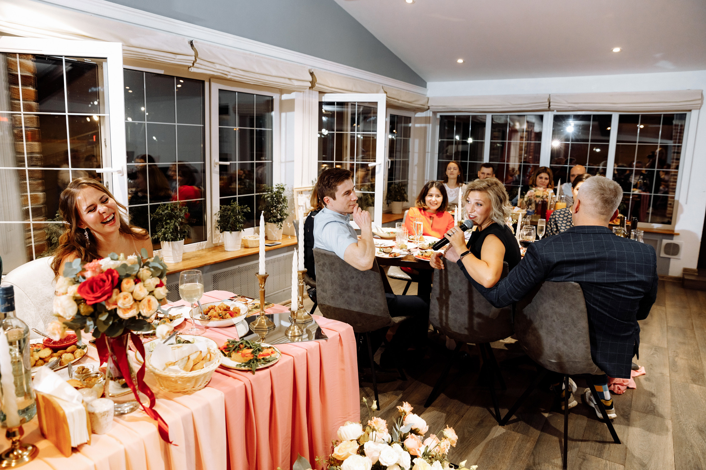 Розовые туфли, зеленый костюм — яркая свадьба Юры и Даши