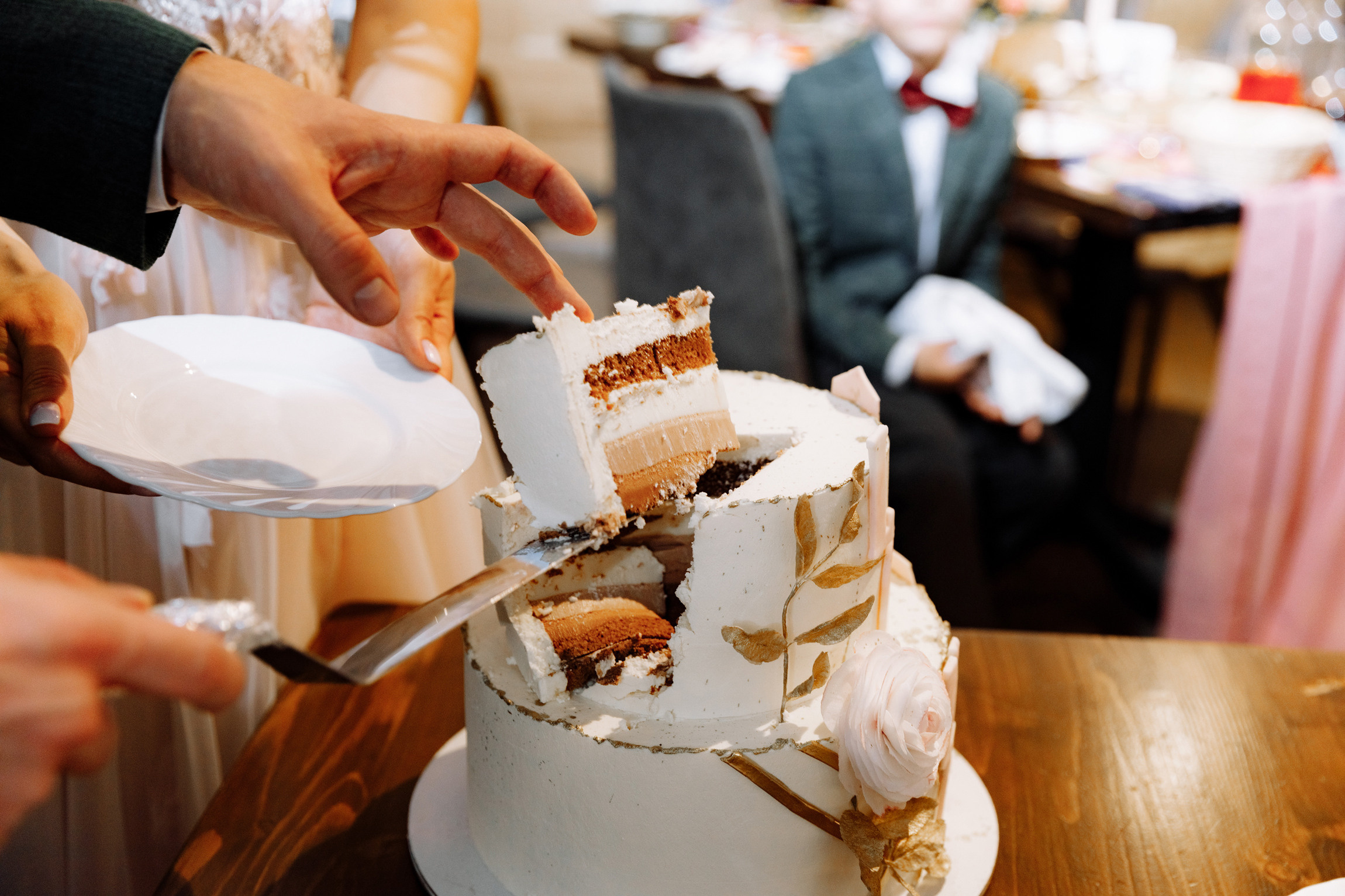 Розовые туфли, зеленый костюм — яркая свадьба Юры и Даши