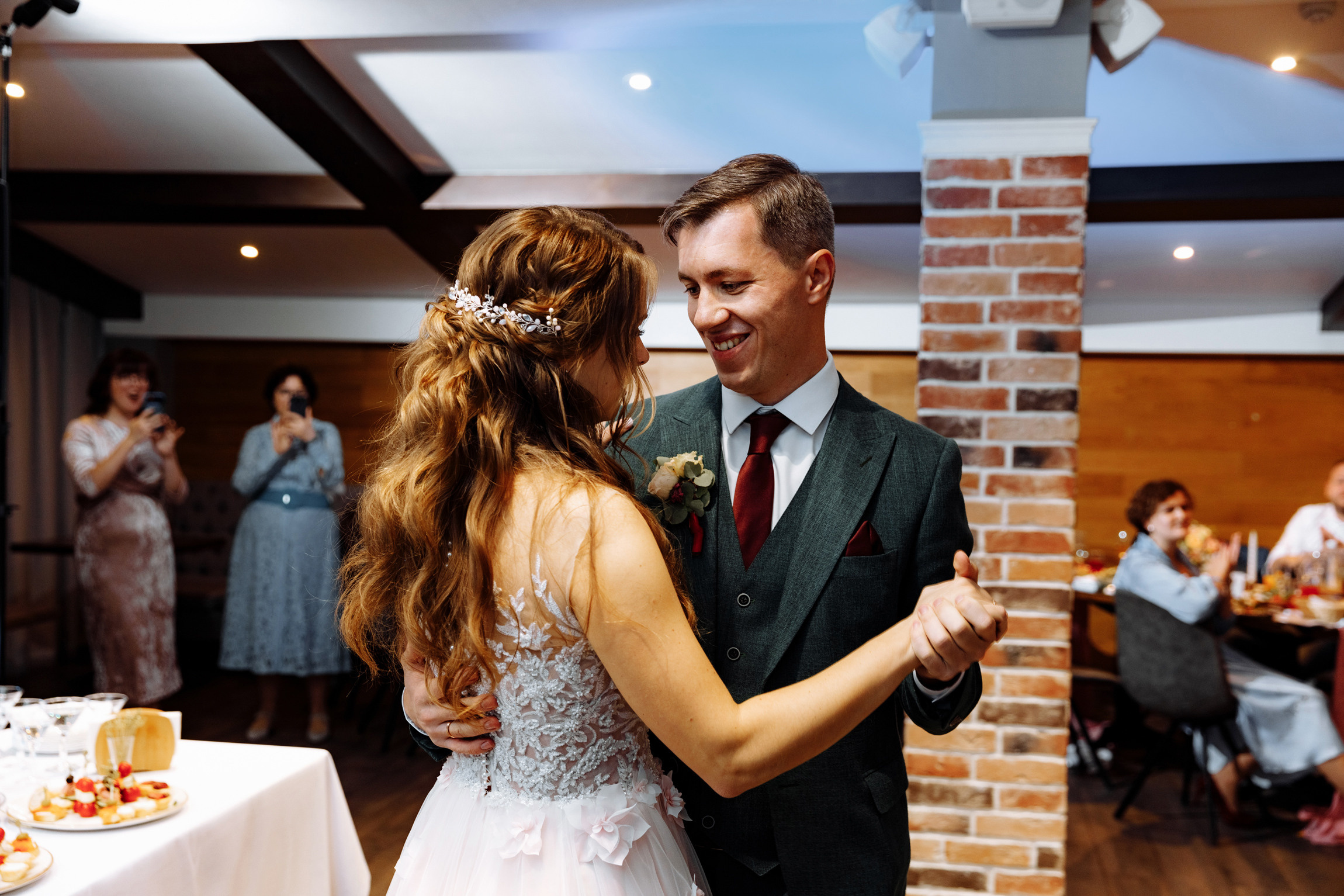 Розовые туфли, зеленый костюм — яркая свадьба Юры и Даши