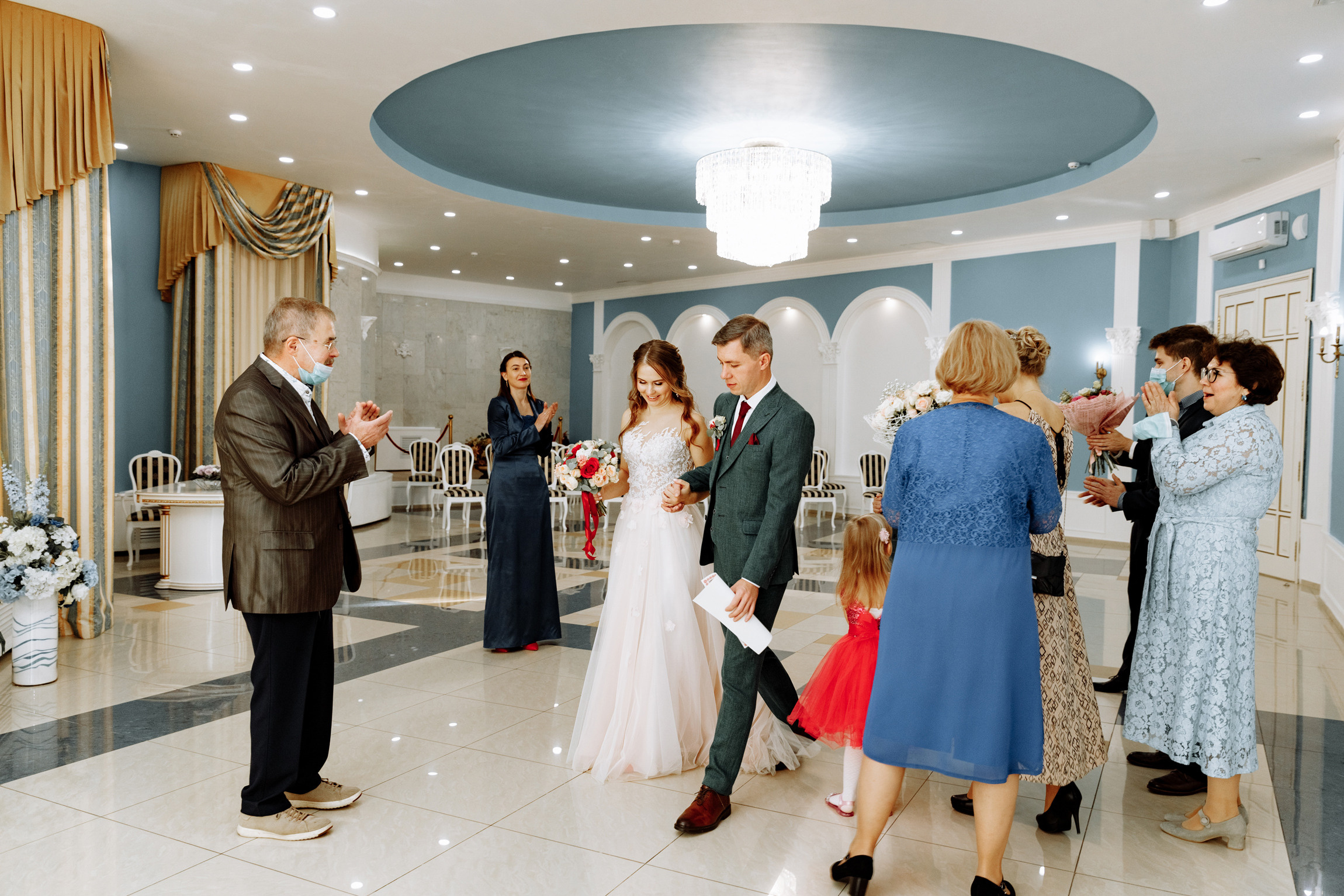 Розовые туфли, зеленый костюм — яркая свадьба Юры и Даши