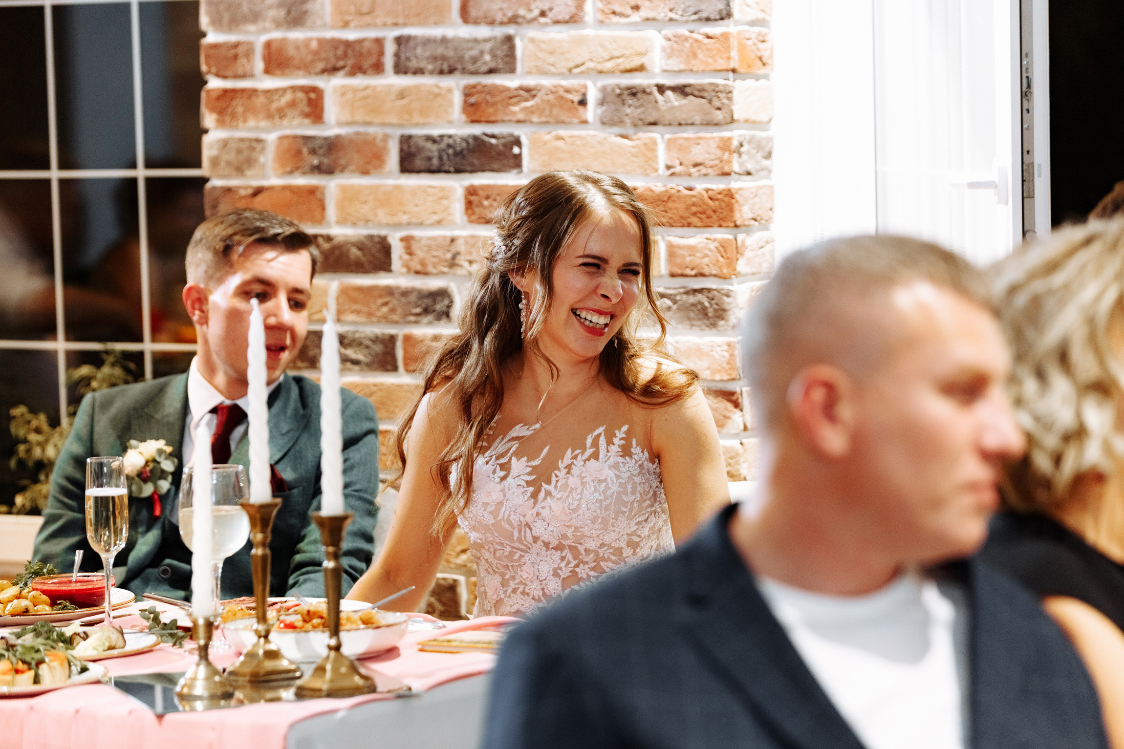 Розовые туфли, зеленый костюм — яркая свадьба Юры и Даши