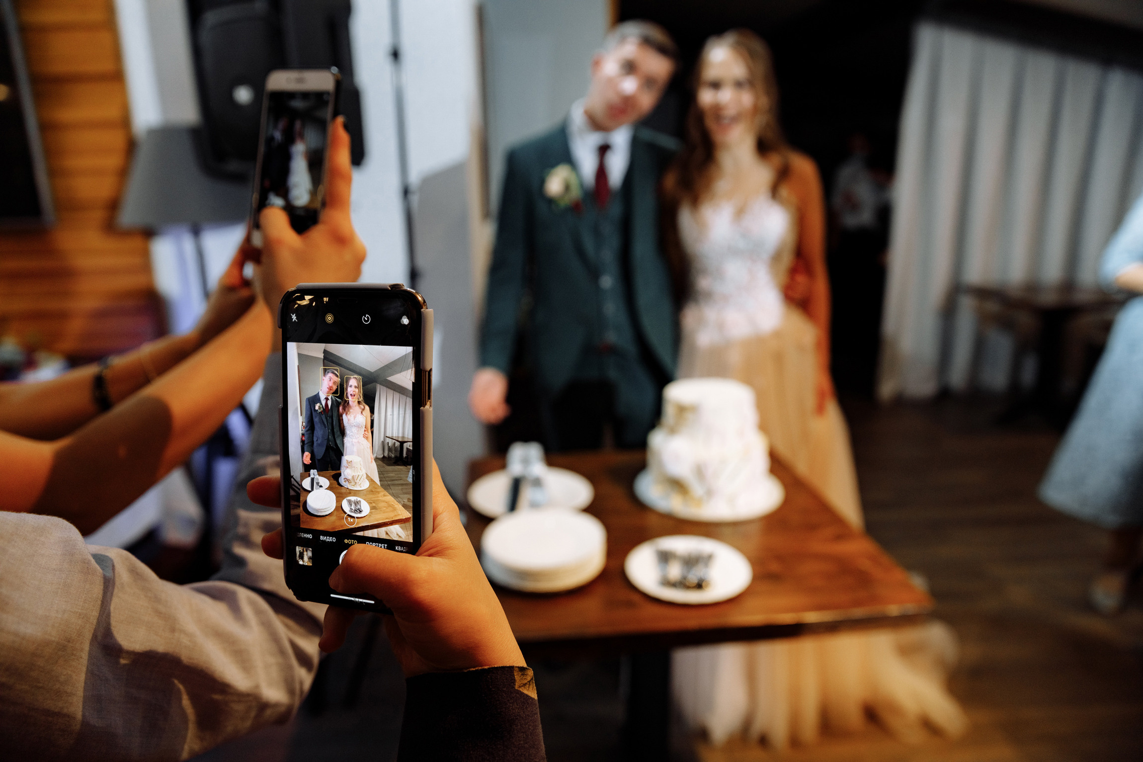 Розовые туфли, зеленый костюм — яркая свадьба Юры и Даши