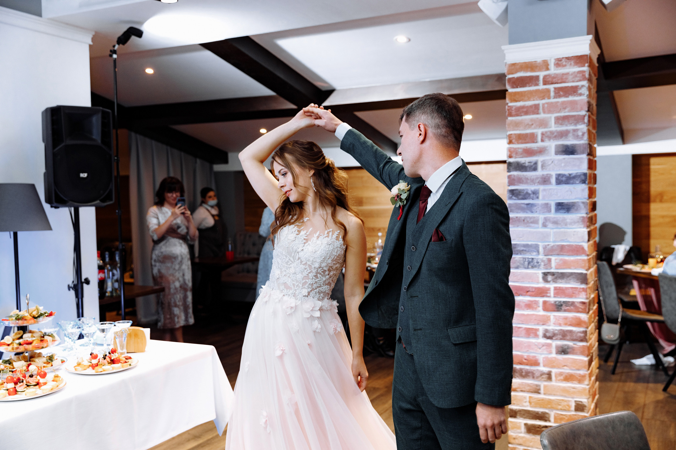 Розовые туфли, зеленый костюм — яркая свадьба Юры и Даши