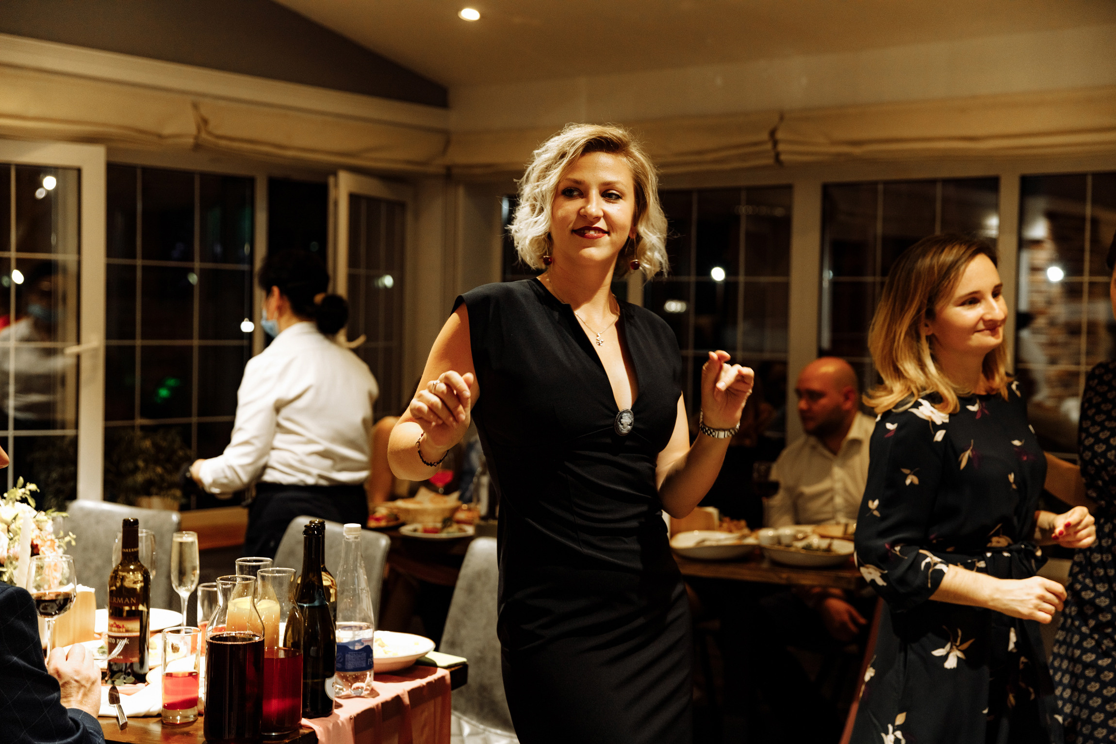 Розовые туфли, зеленый костюм — яркая свадьба Юры и Даши