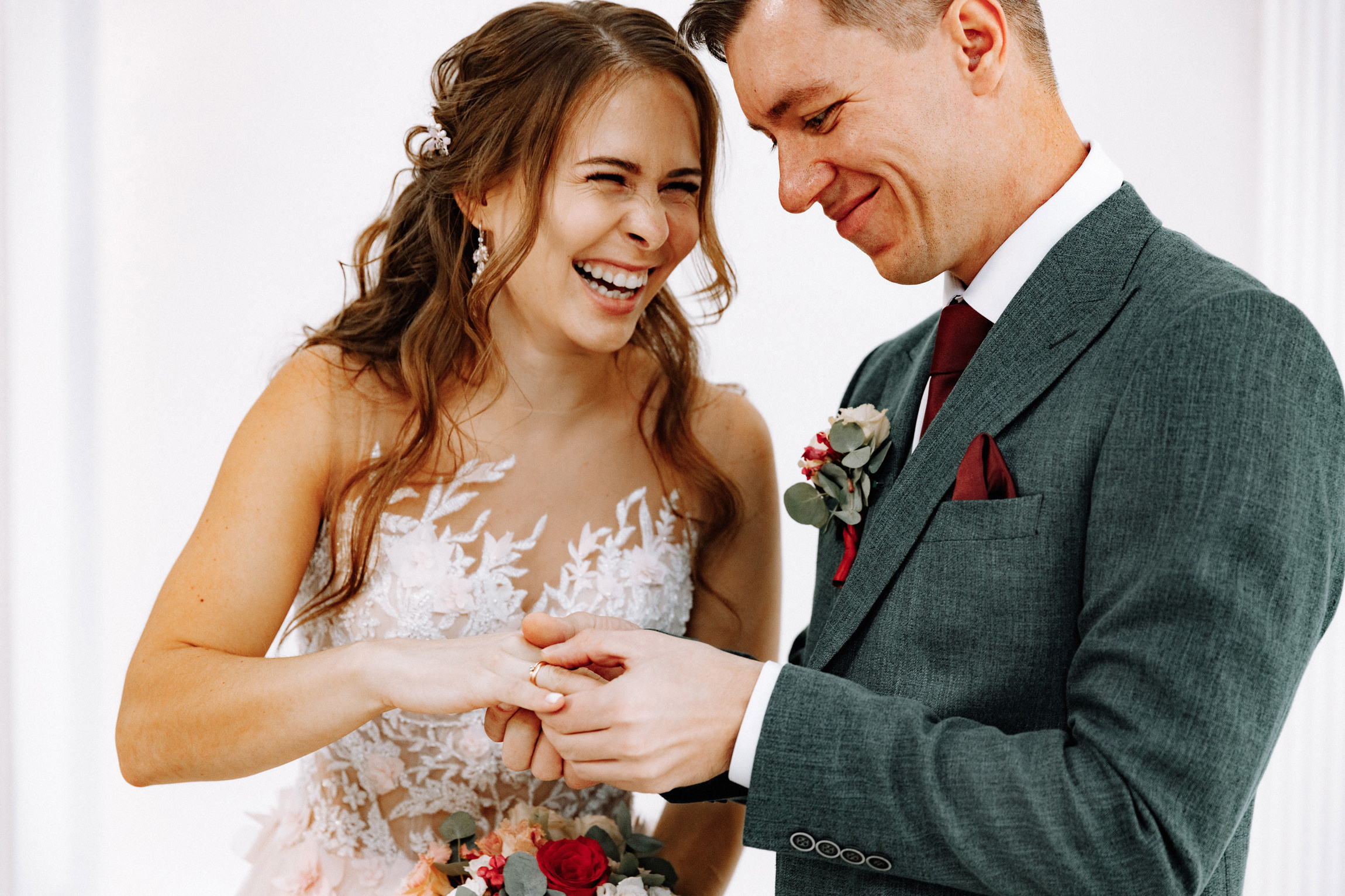 Розовые туфли, зеленый костюм — яркая свадьба Юры и Даши