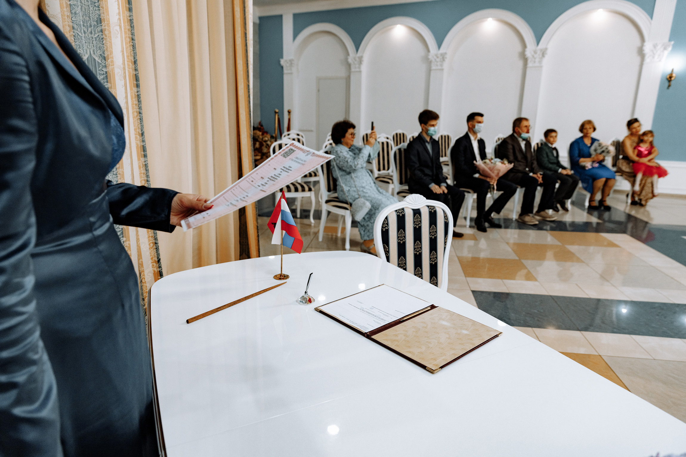 Розовые туфли, зеленый костюм — яркая свадьба Юры и Даши