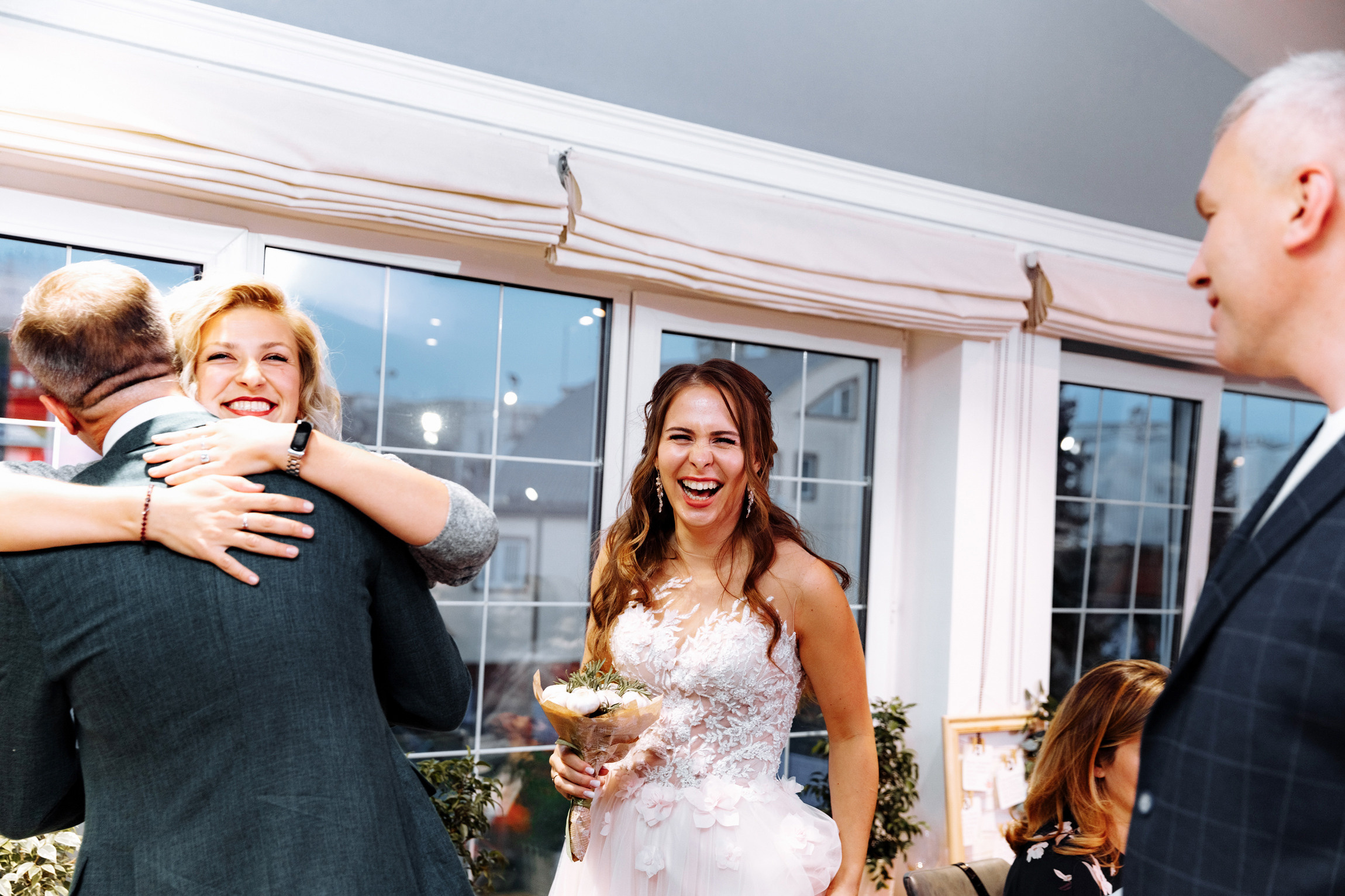 Розовые туфли, зеленый костюм — яркая свадьба Юры и Даши