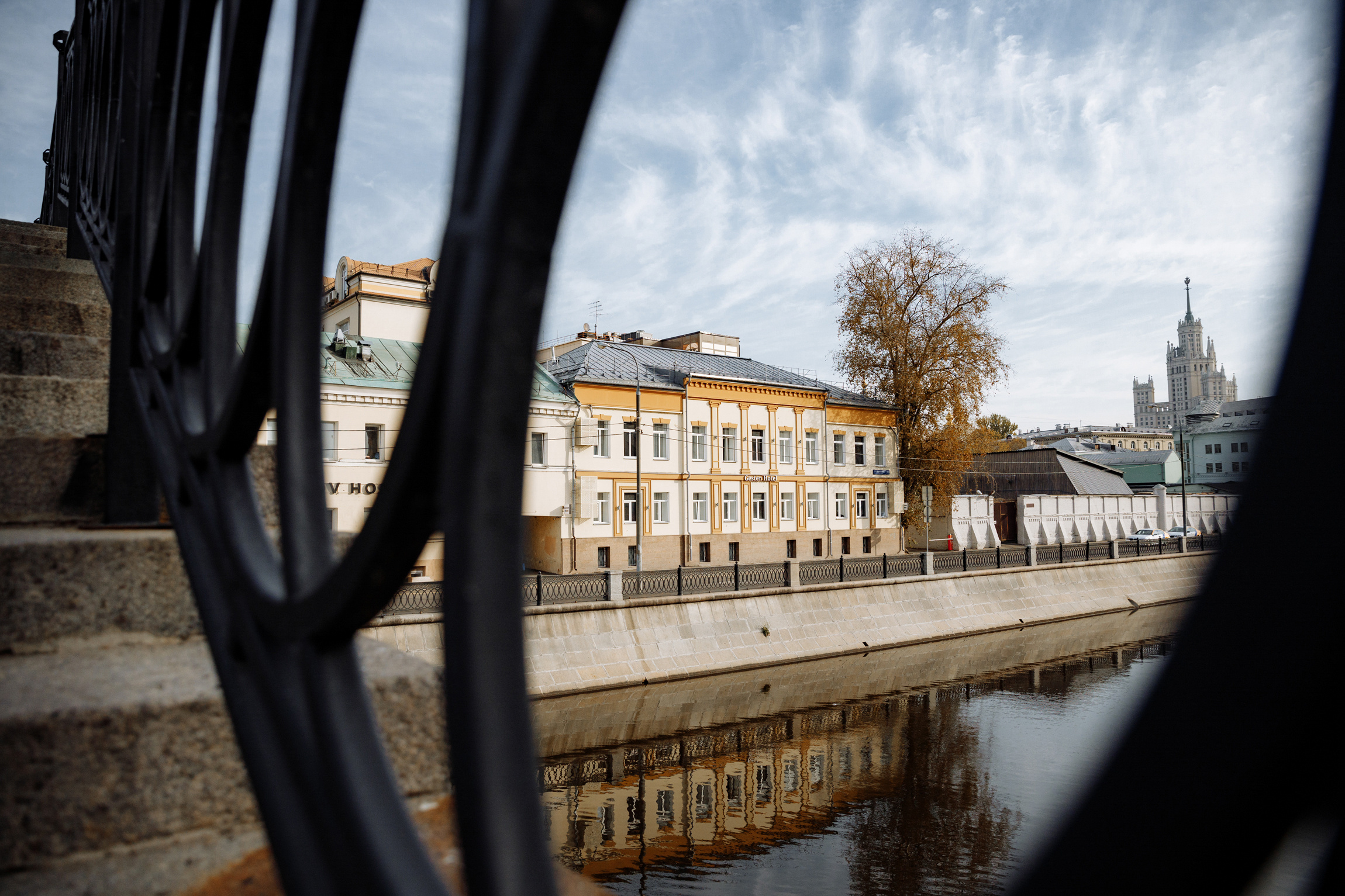 Розовые туфли, зеленый костюм — яркая свадьба Юры и Даши