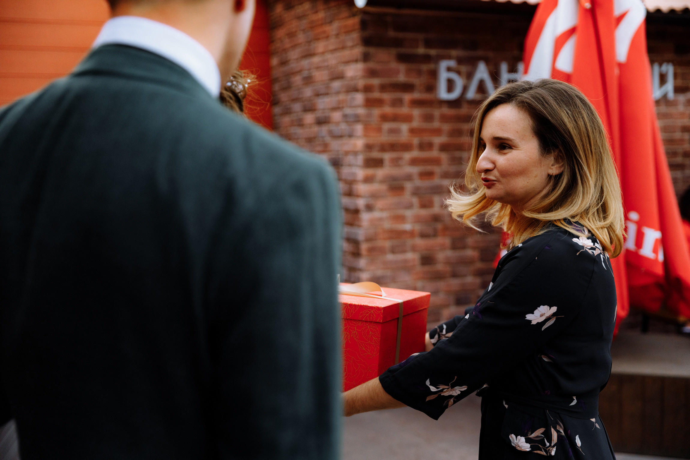 Розовые туфли, зеленый костюм — яркая свадьба Юры и Даши