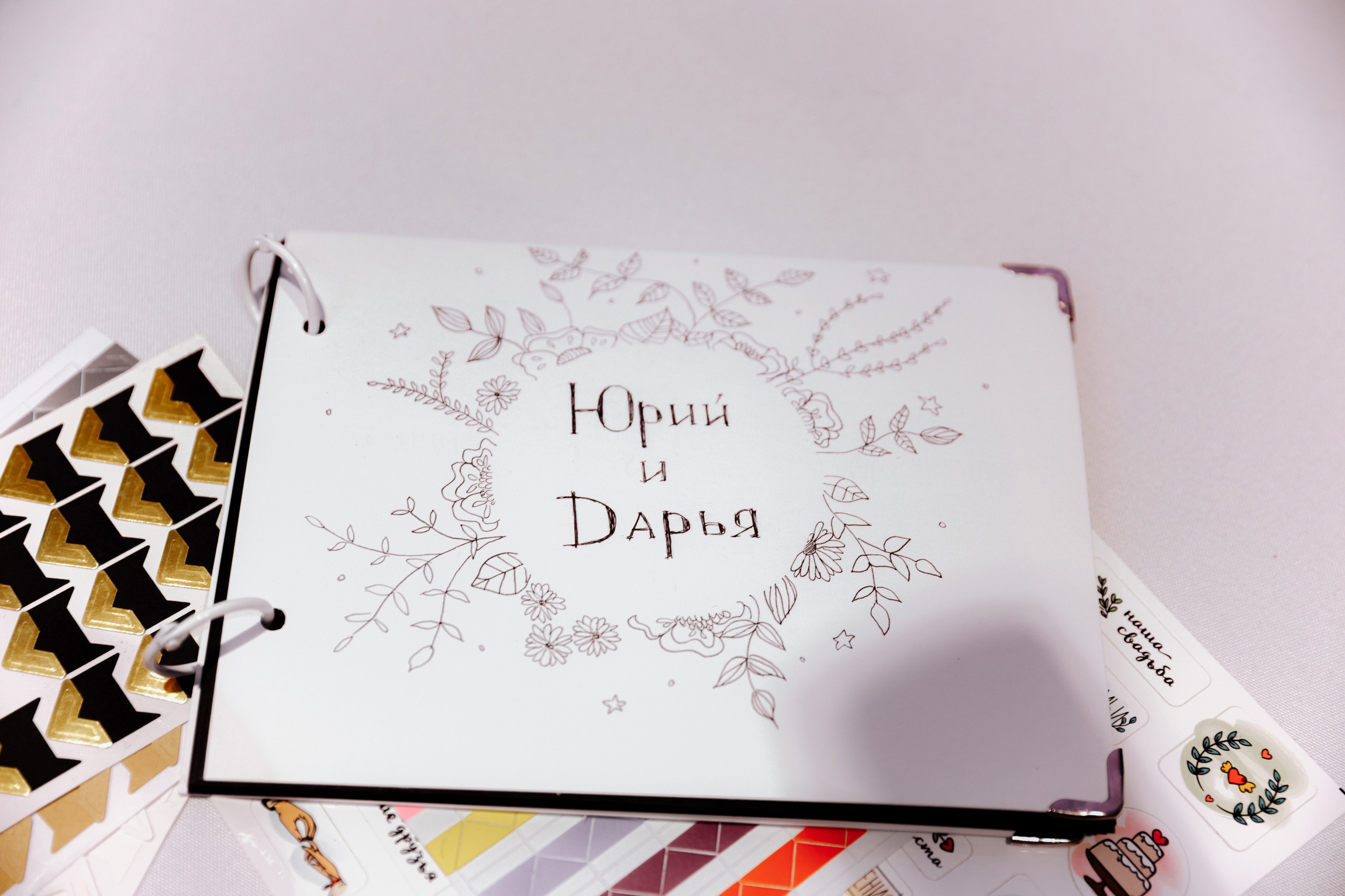 Розовые туфли, зеленый костюм — яркая свадьба Юры и Даши