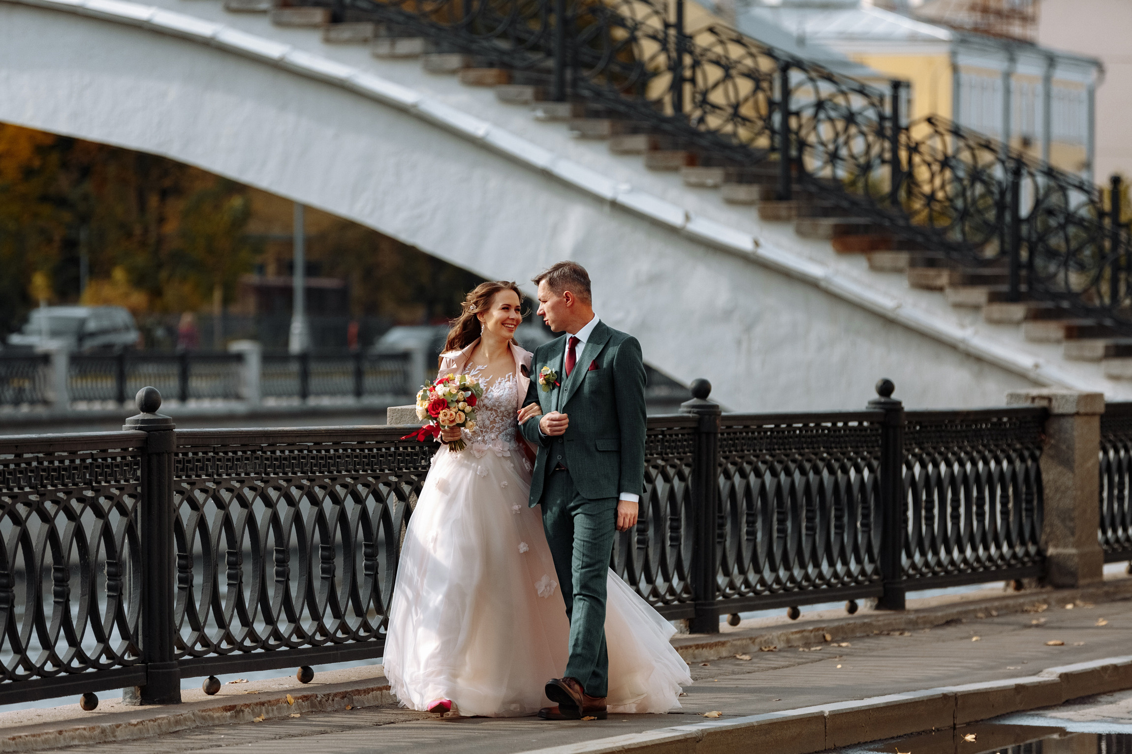 Розовые туфли, зеленый костюм — яркая свадьба Юры и Даши