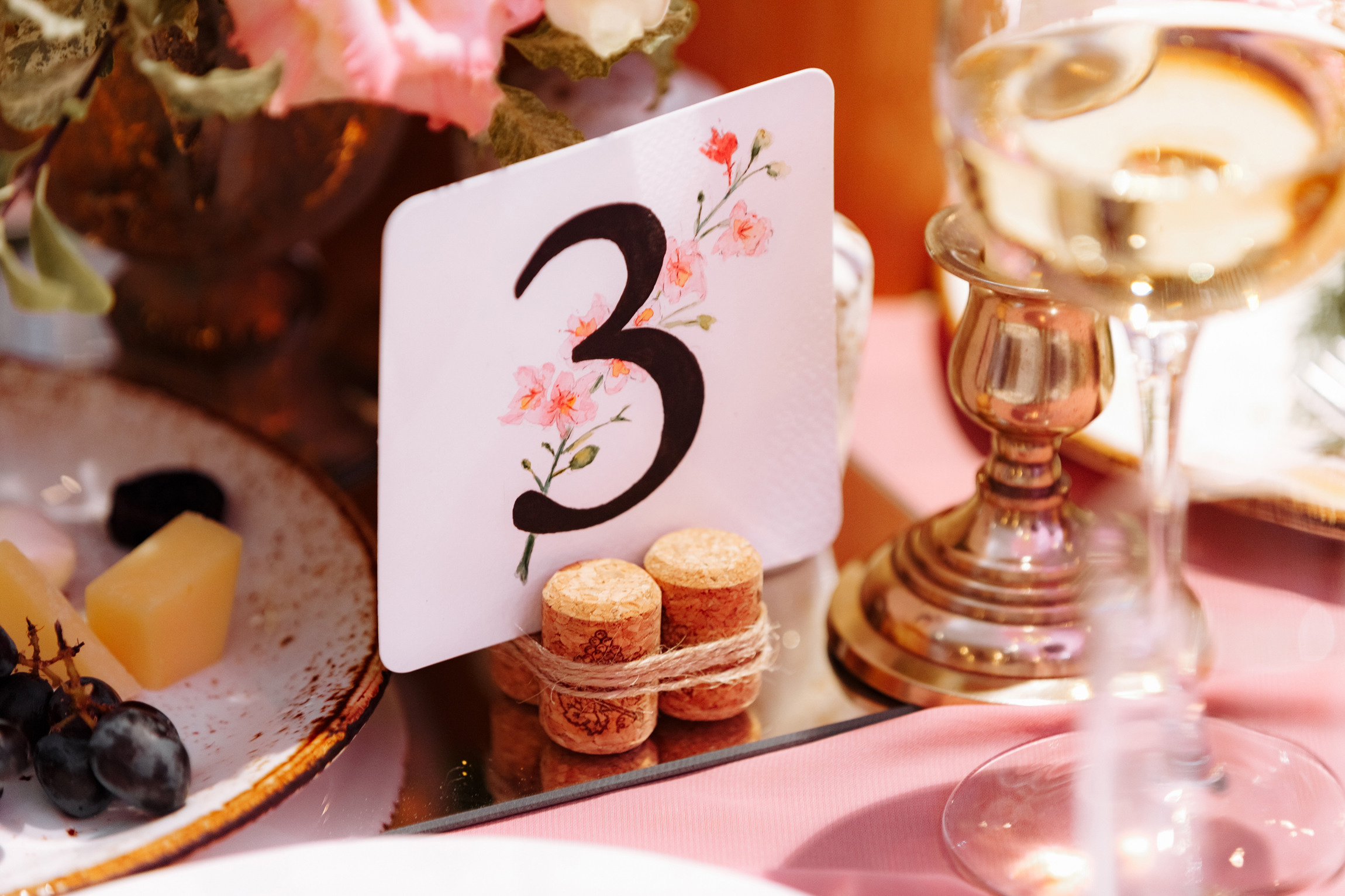 Розовые туфли, зеленый костюм — яркая свадьба Юры и Даши