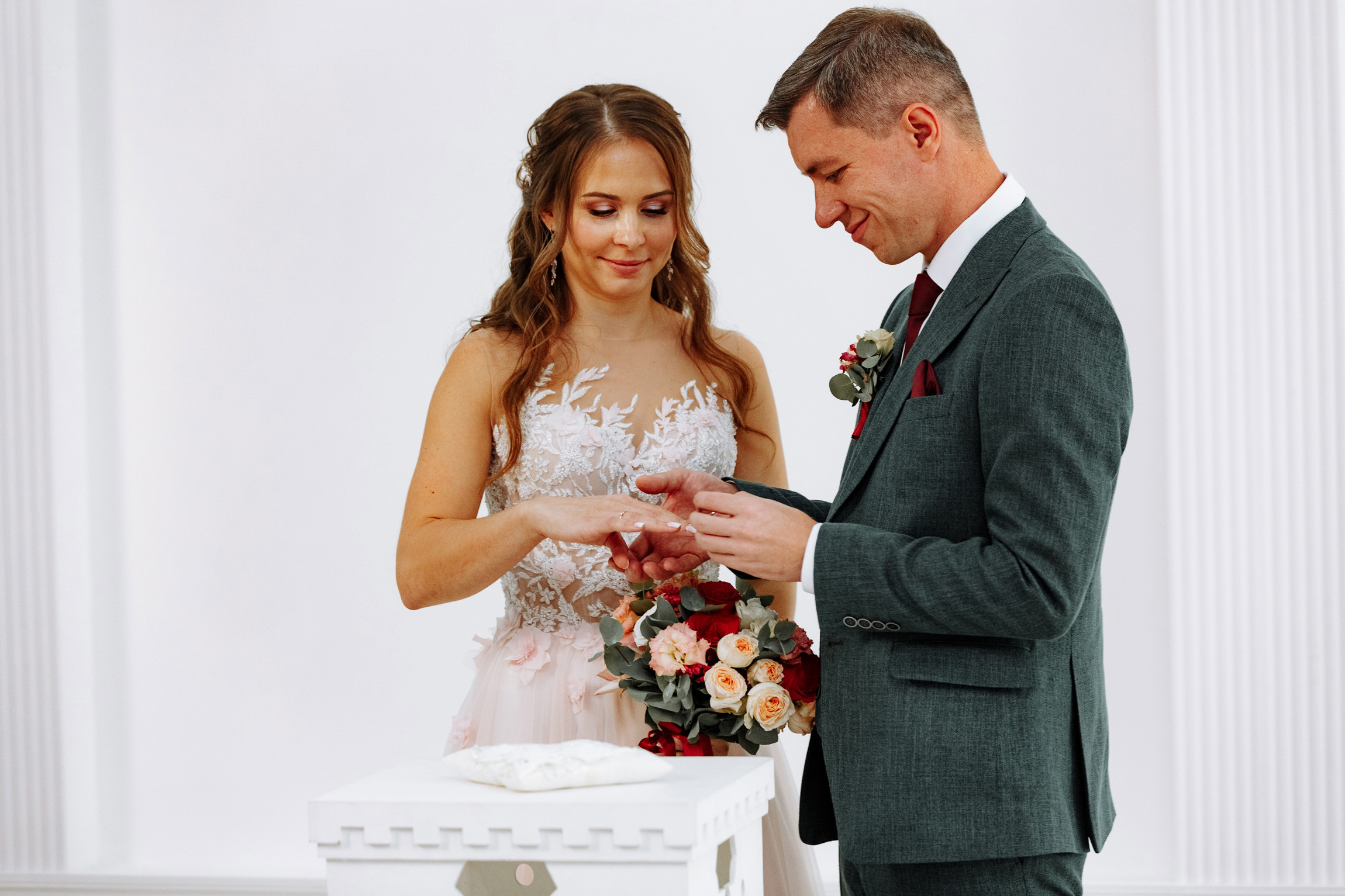 Розовые туфли, зеленый костюм — яркая свадьба Юры и Даши