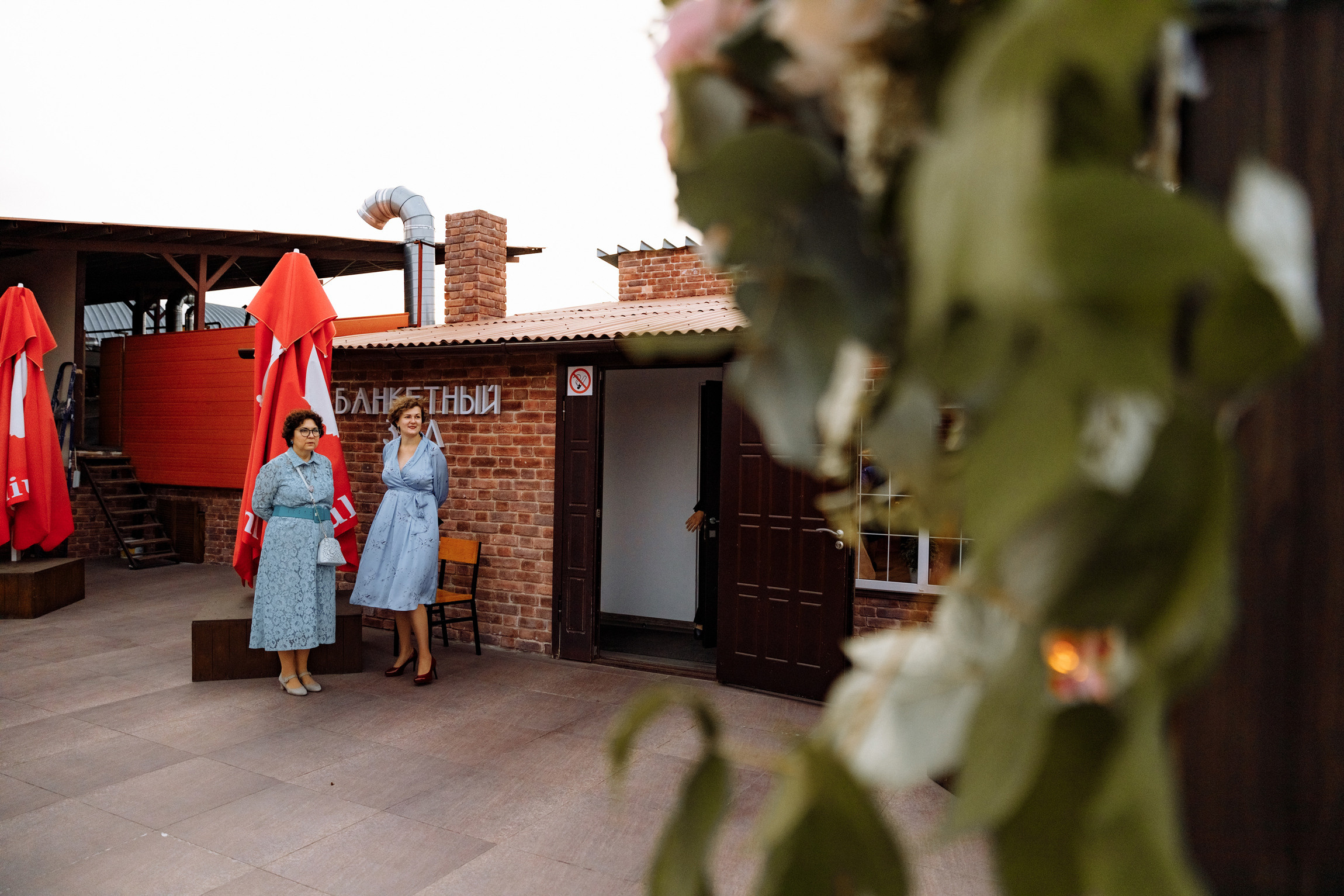 Розовые туфли, зеленый костюм — яркая свадьба Юры и Даши