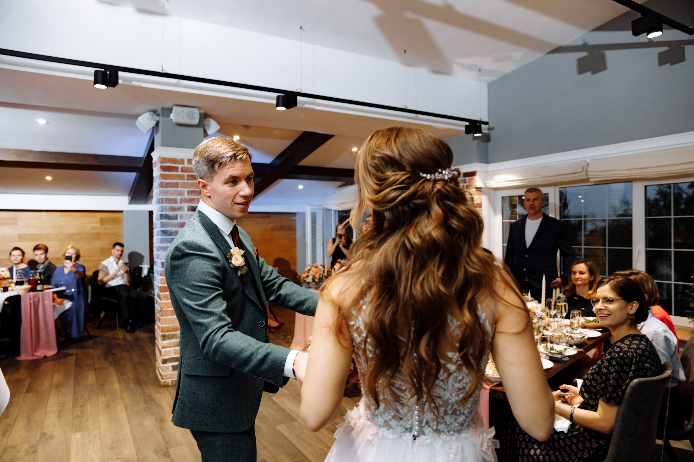 Розовые туфли, зеленый костюм — яркая свадьба Юры и Даши