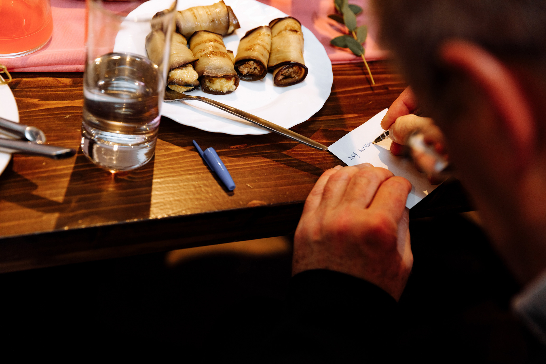 Розовые туфли, зеленый костюм — яркая свадьба Юры и Даши