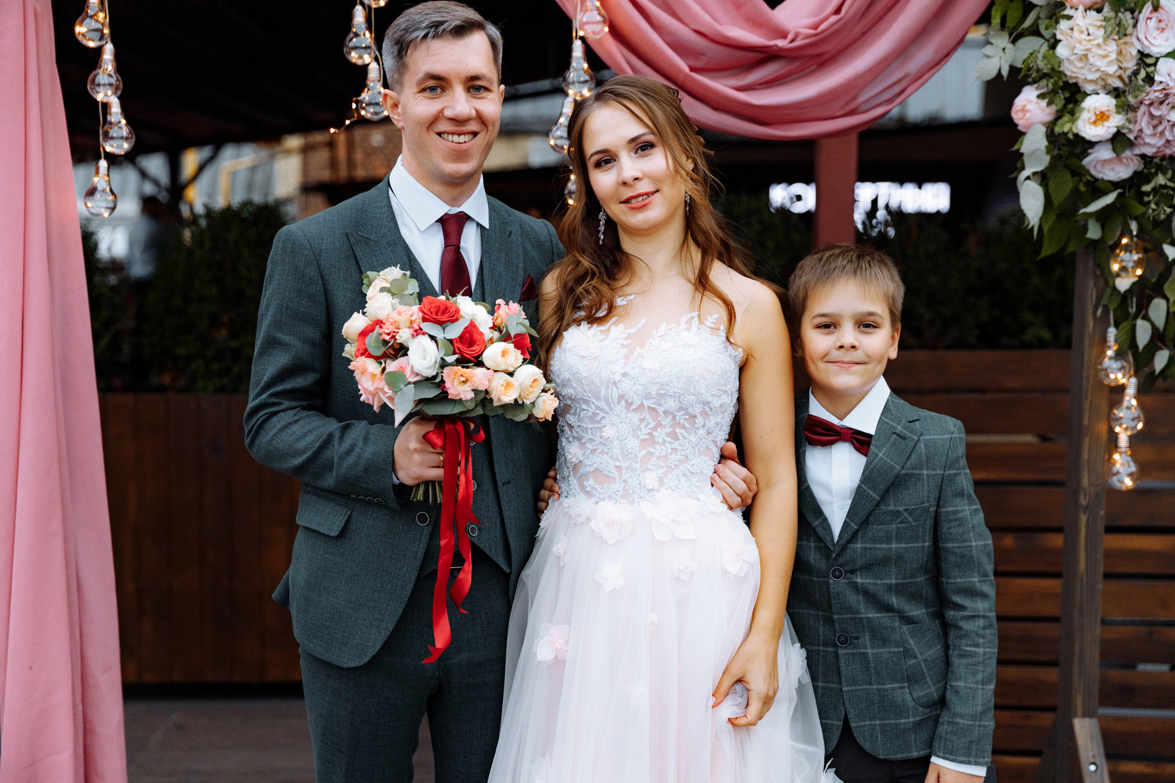 Розовые туфли, зеленый костюм — яркая свадьба Юры и Даши