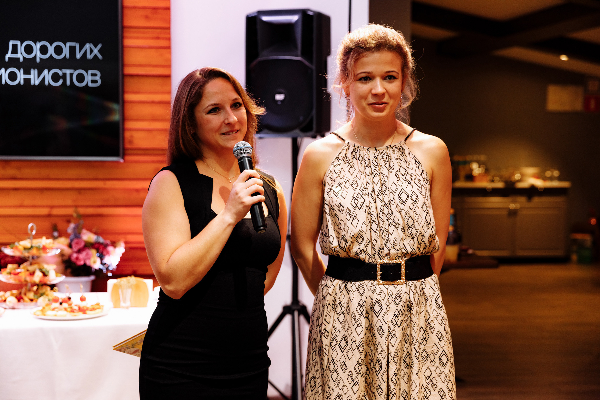 Розовые туфли, зеленый костюм — яркая свадьба Юры и Даши