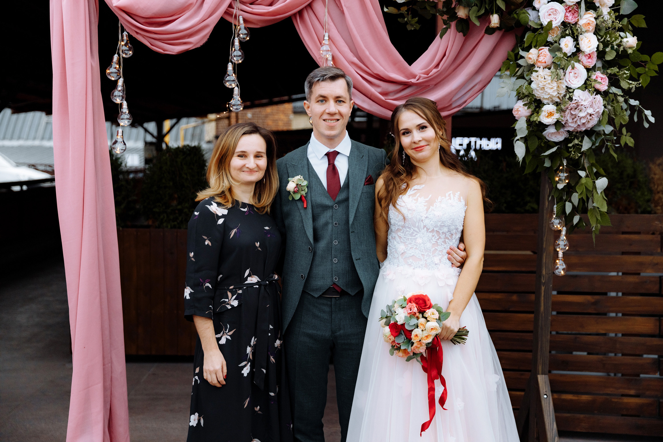 Розовые туфли, зеленый костюм — яркая свадьба Юры и Даши