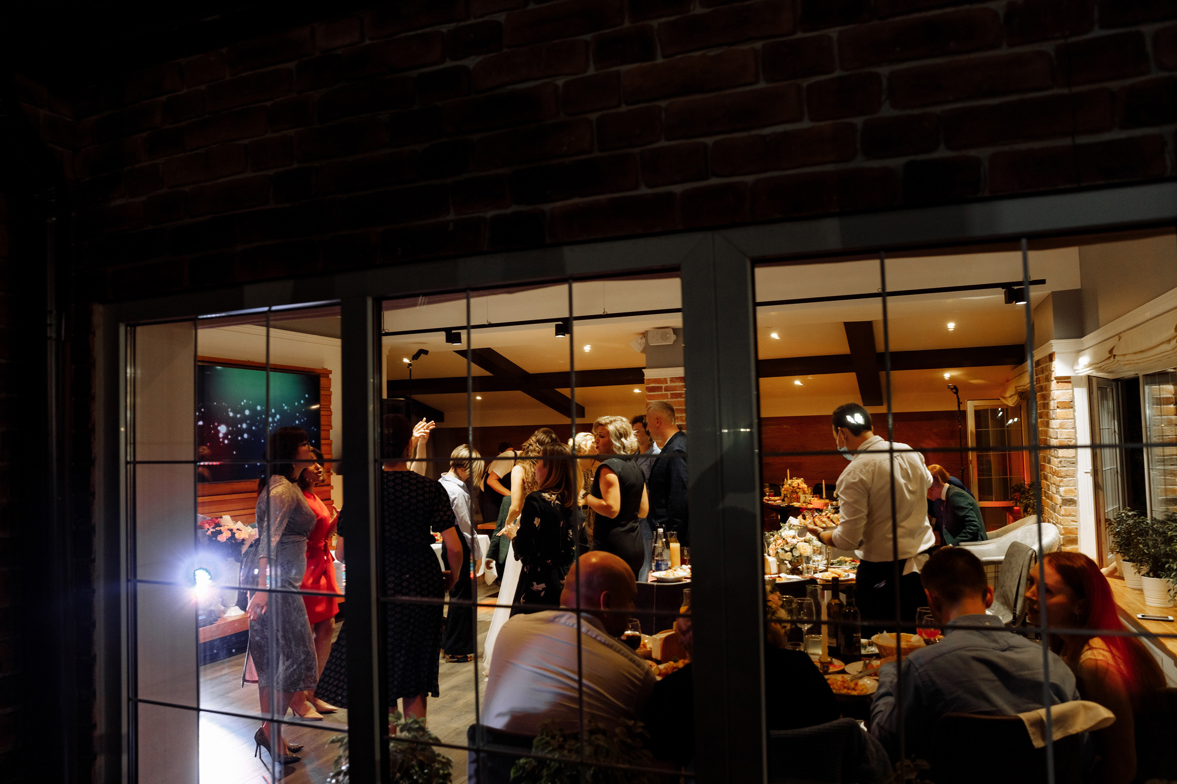 Розовые туфли, зеленый костюм — яркая свадьба Юры и Даши