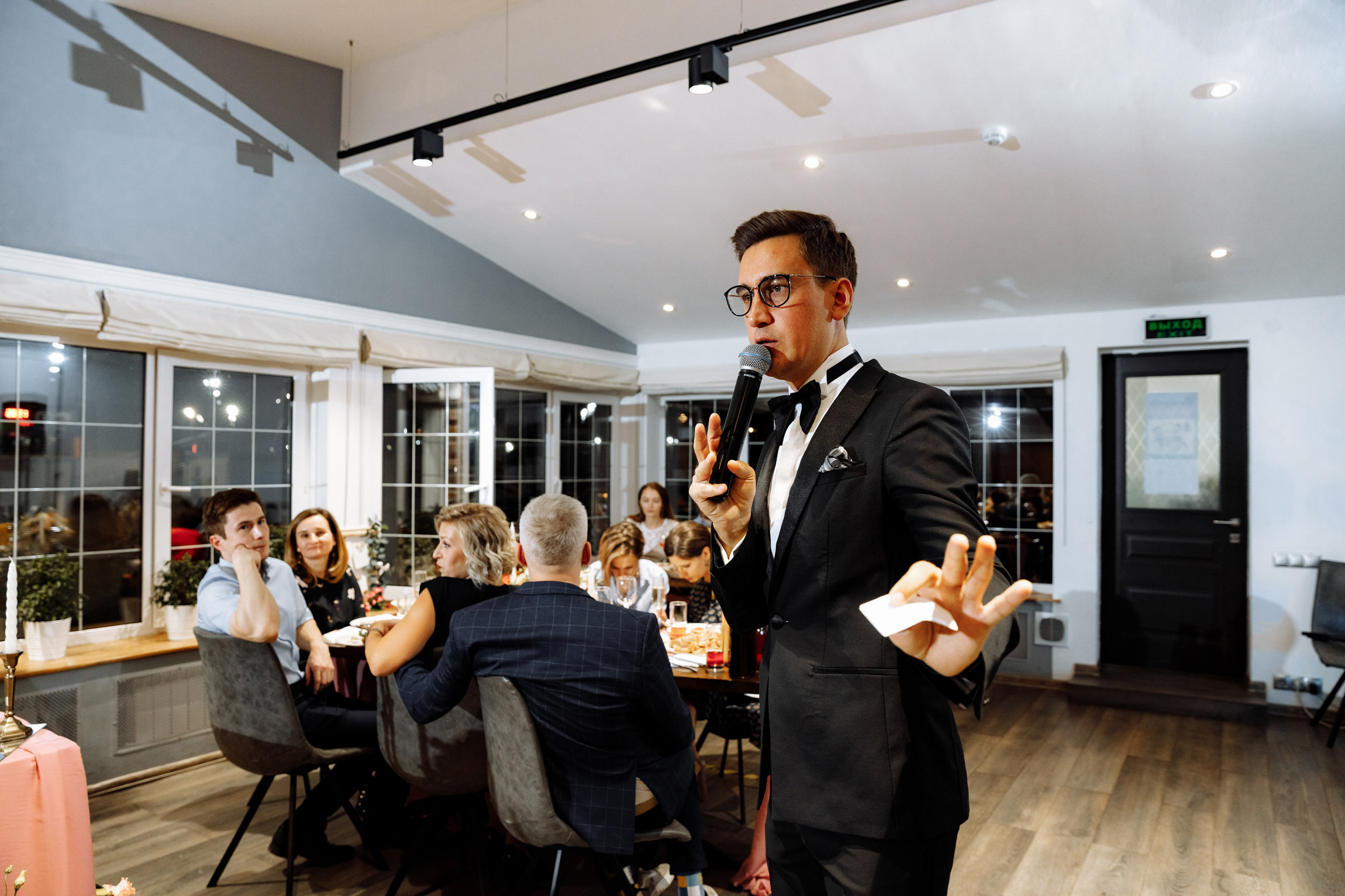 Розовые туфли, зеленый костюм — яркая свадьба Юры и Даши