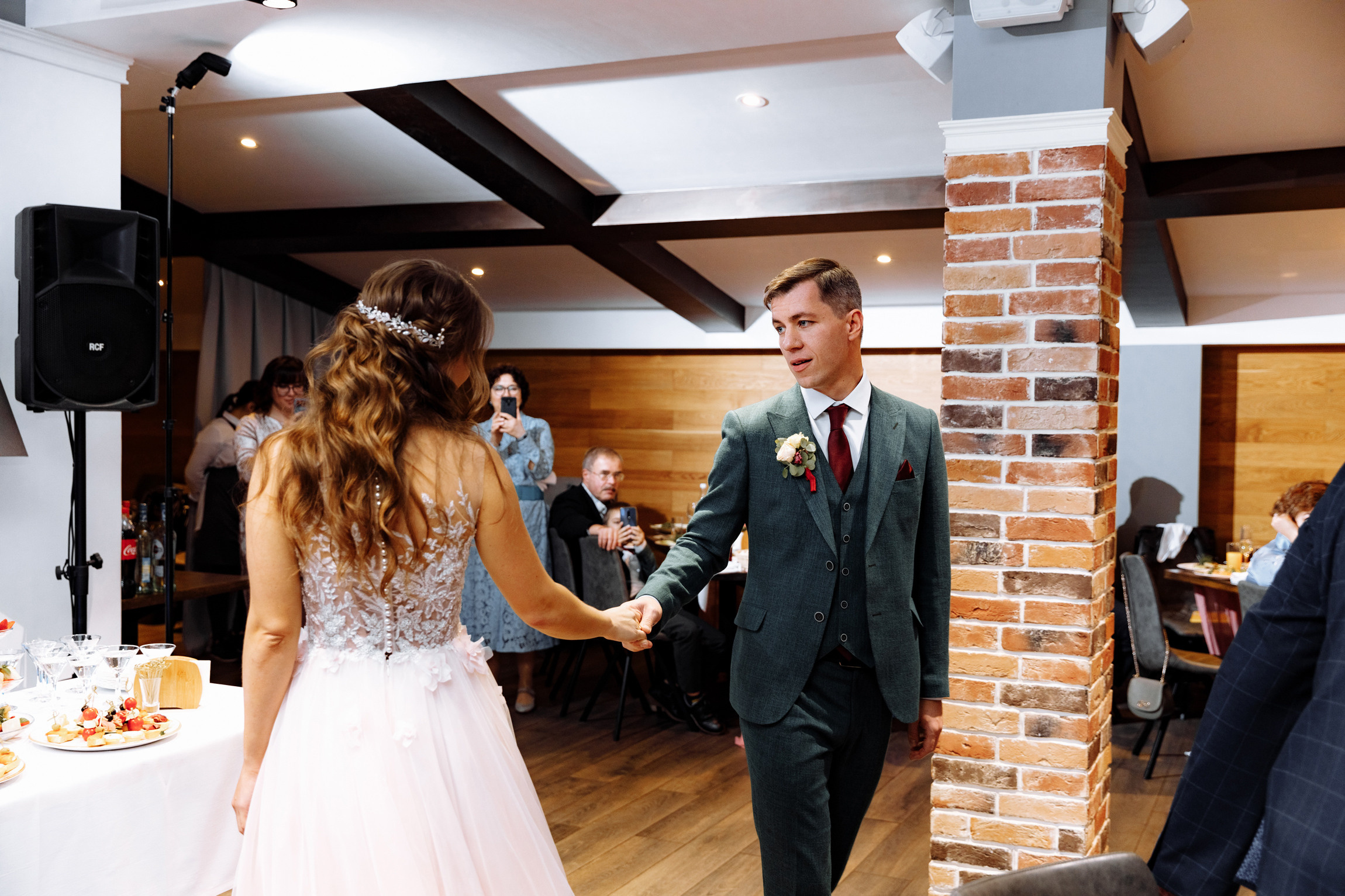 Розовые туфли, зеленый костюм — яркая свадьба Юры и Даши