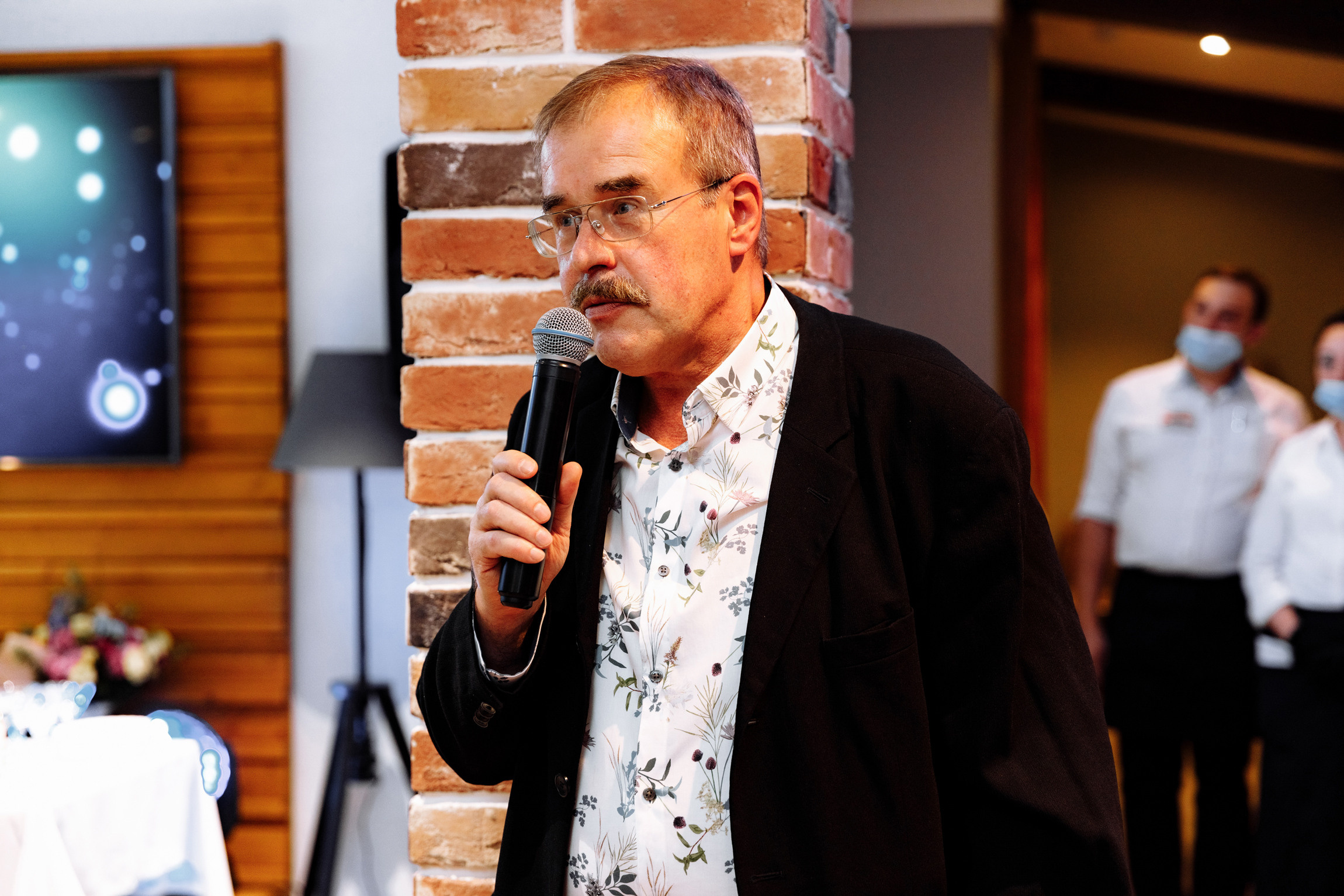 Розовые туфли, зеленый костюм — яркая свадьба Юры и Даши