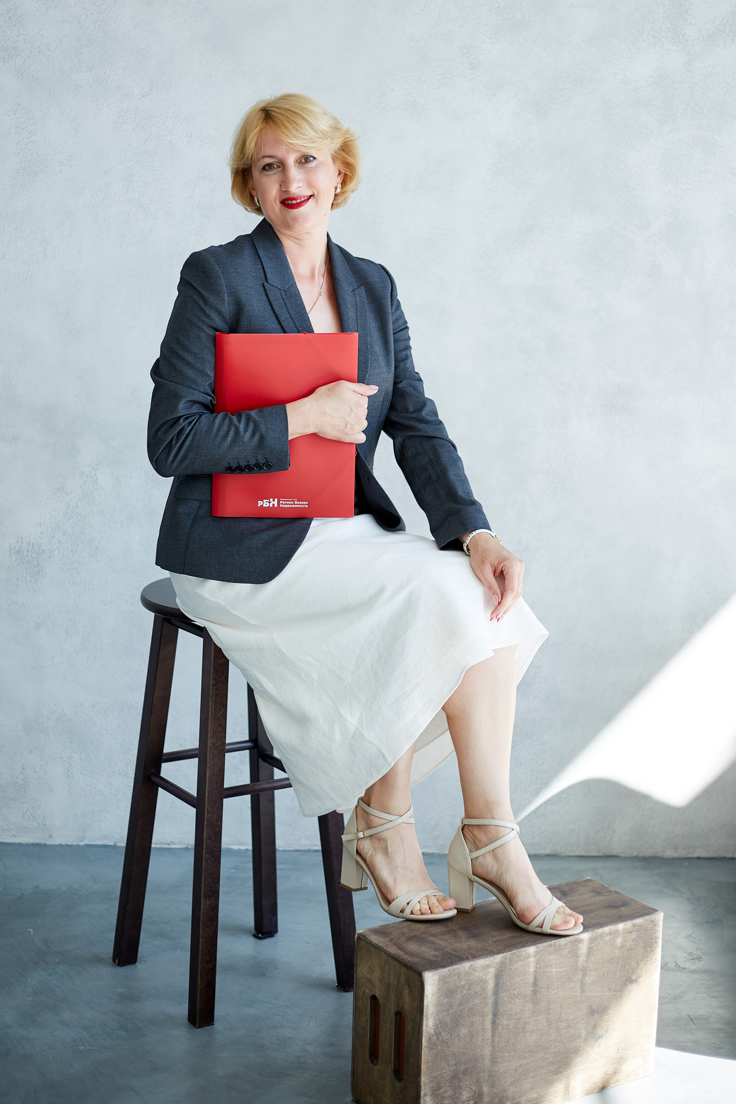 Бизнес-портрет в студии (Пенза) — профессиональная фотосессия для личного бренда и резюме. Деловой портрет в Пензе — фотосъемка для LinkedIn, сайта компании и соцсетей. Профессиональный бизнес-портрет в Пензе — фотосессия в деловом стиле с ретушью. Корпоративный портрет в Пензе — студийная съемка для предпринимателей и компаний. Фото для резюме и делового профиля (Пенза) — строгий стиль, естественный свет, профессиональная обработка.