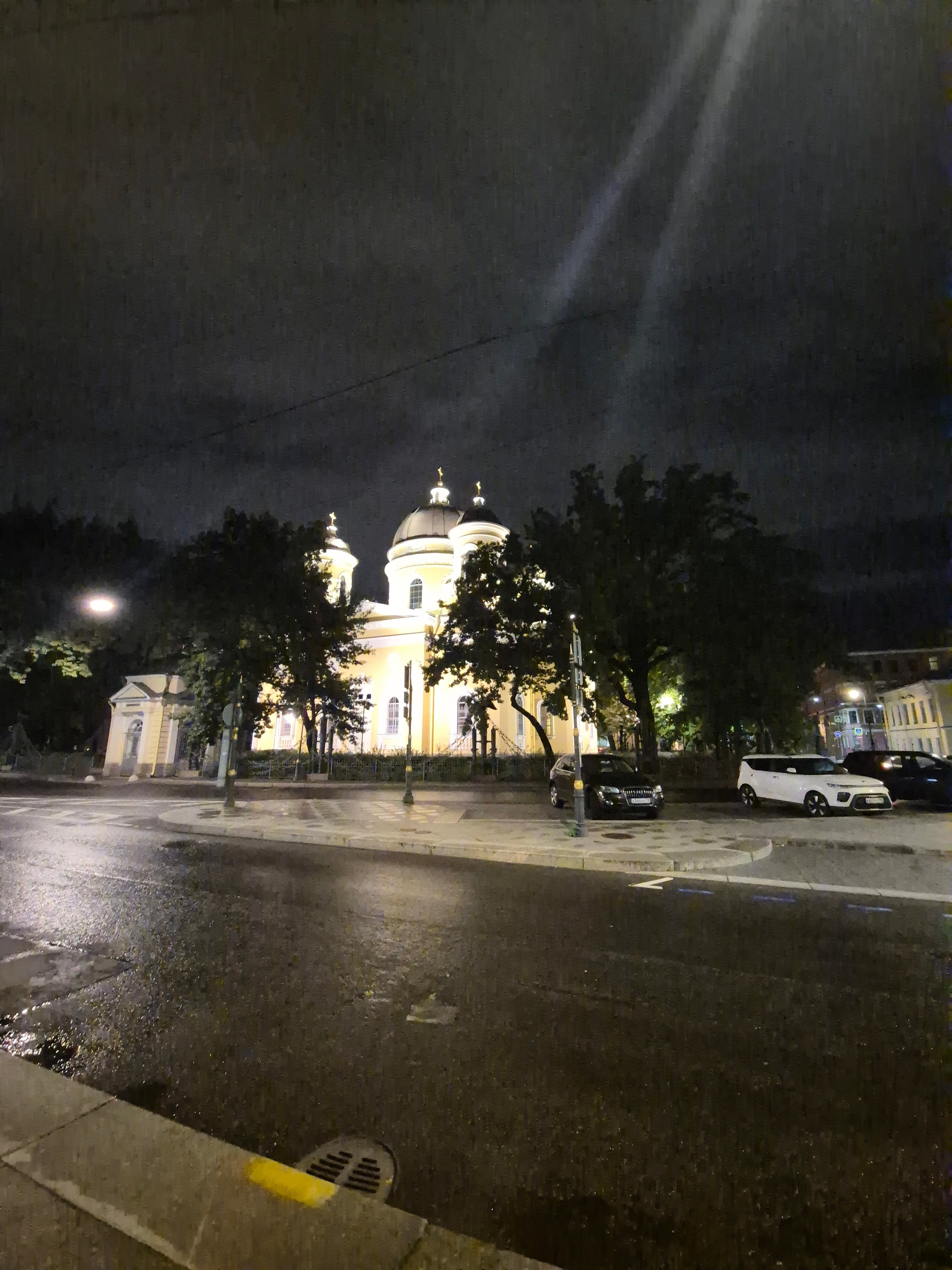 Фонарь дал лучики света, как путеводная звезда с небес