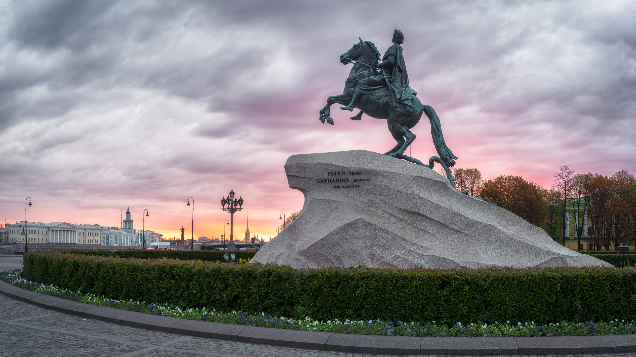 Медный всадник на фоне Санкт-Петербурга в рассветных лучах