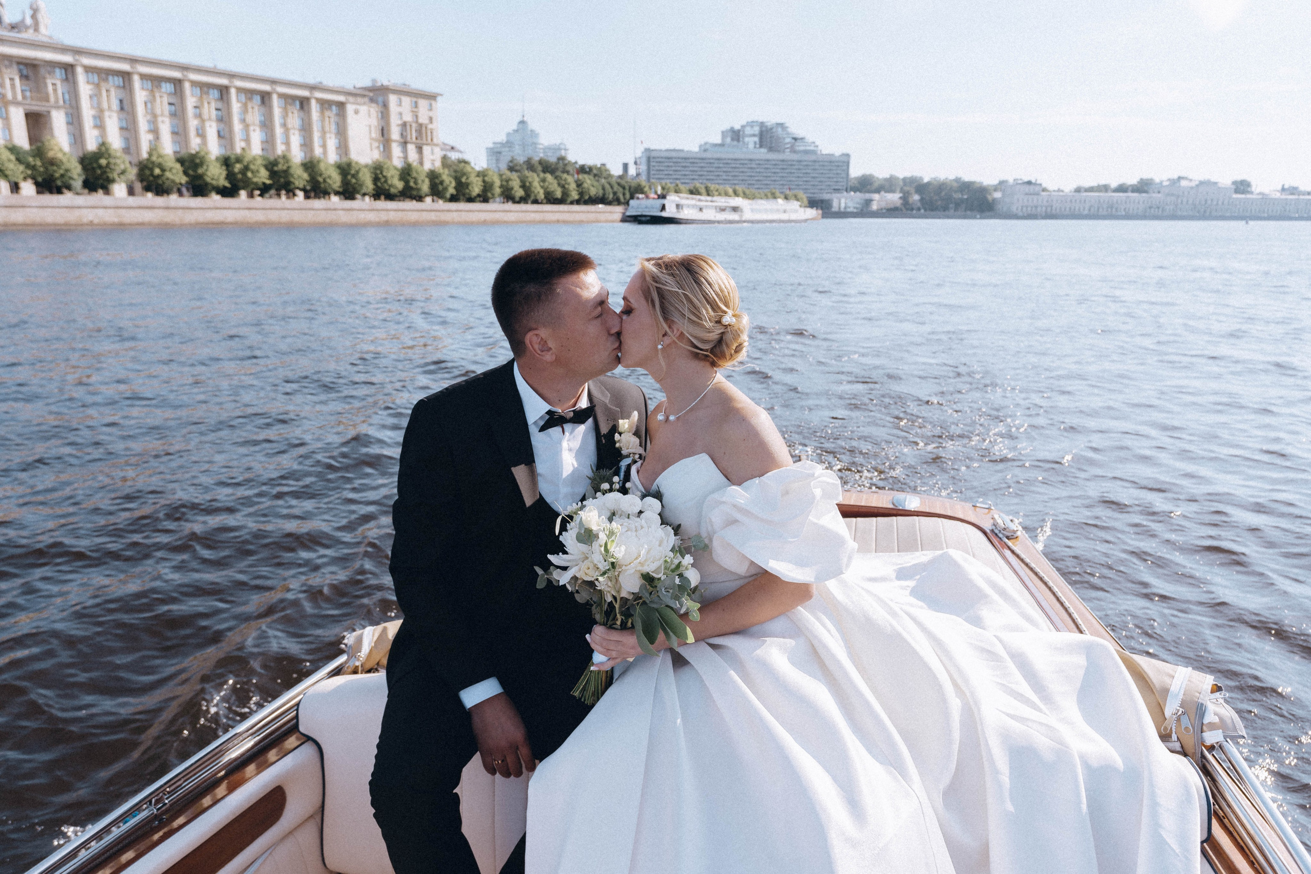 СВАДЕНБНАЯ СЬЕМКА НА КАТЕРЕ ПО КАНАЛАМ САНКТ-ПЕТЕРБУРГА И В АКВАТОРИИ НЕВЫ. Профессиональный фотограф, Санкт-Петербург — Виктория Богомолова