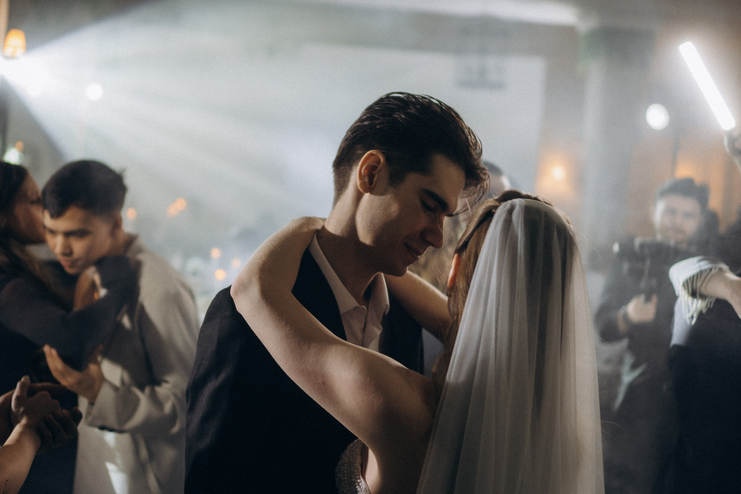 СВАДЕБНАЯ СЬЕМКА СБОРОВ В ОТЕЛЕ И ВЫЕЗД НА ЦЕРЕМОНИЮ (СНЯТО В СИБИРЕ В НИЖНЕВАРТОВСКЕ). Профессиональный фотограф, Санкт-Петербург — Виктория Богомолова