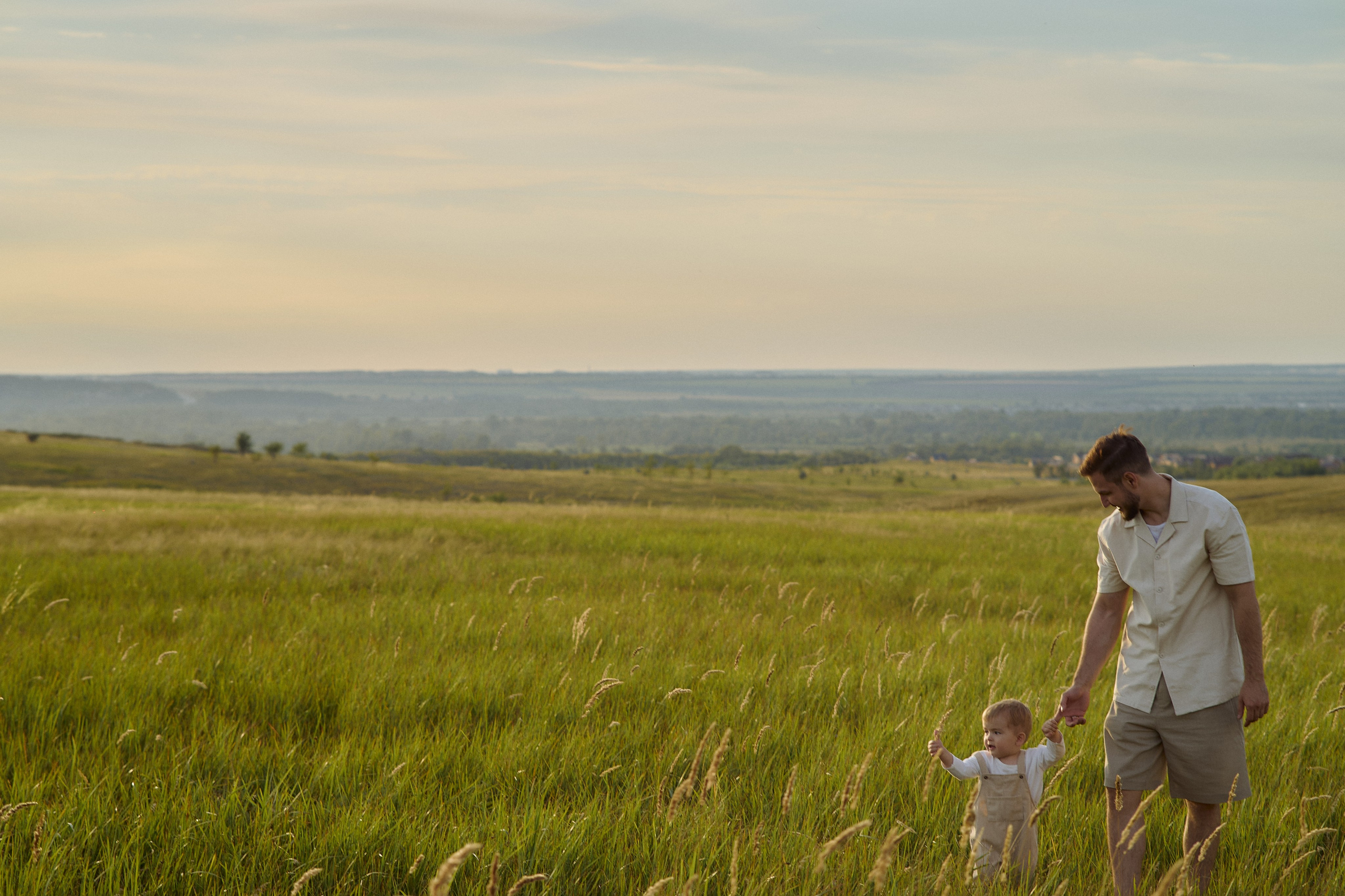 Шамиль, Аня и Марс в поле с барашками. Семейный и свадебный lifestyle-фотограф в Москве Мария Петрова