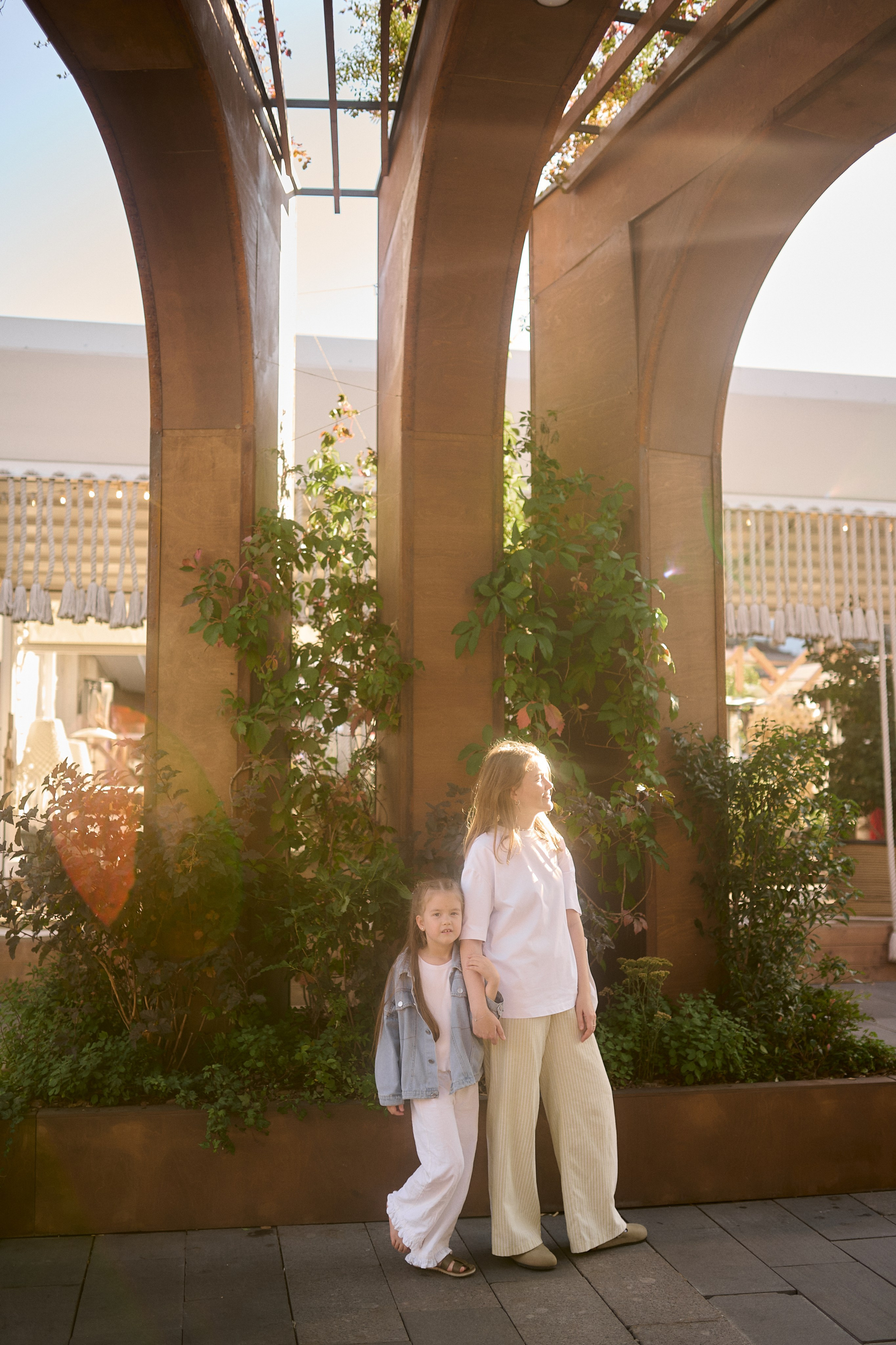 Катя и Ника. Прогулка по Новому Арбату. Семейный и свадебный lifestyle-фотограф в Москве Мария Петрова