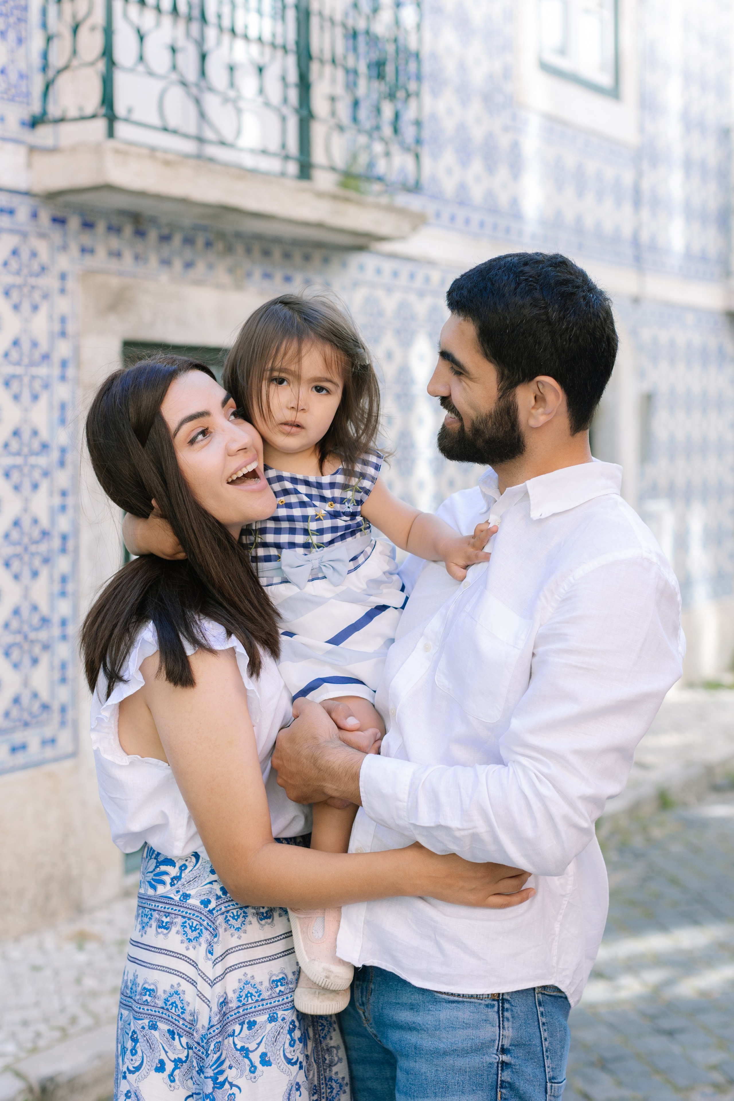 Family photo shoot on the streets of alfama. Свадебный и женский фотограф в Лиссабоне Яковлева Ольга