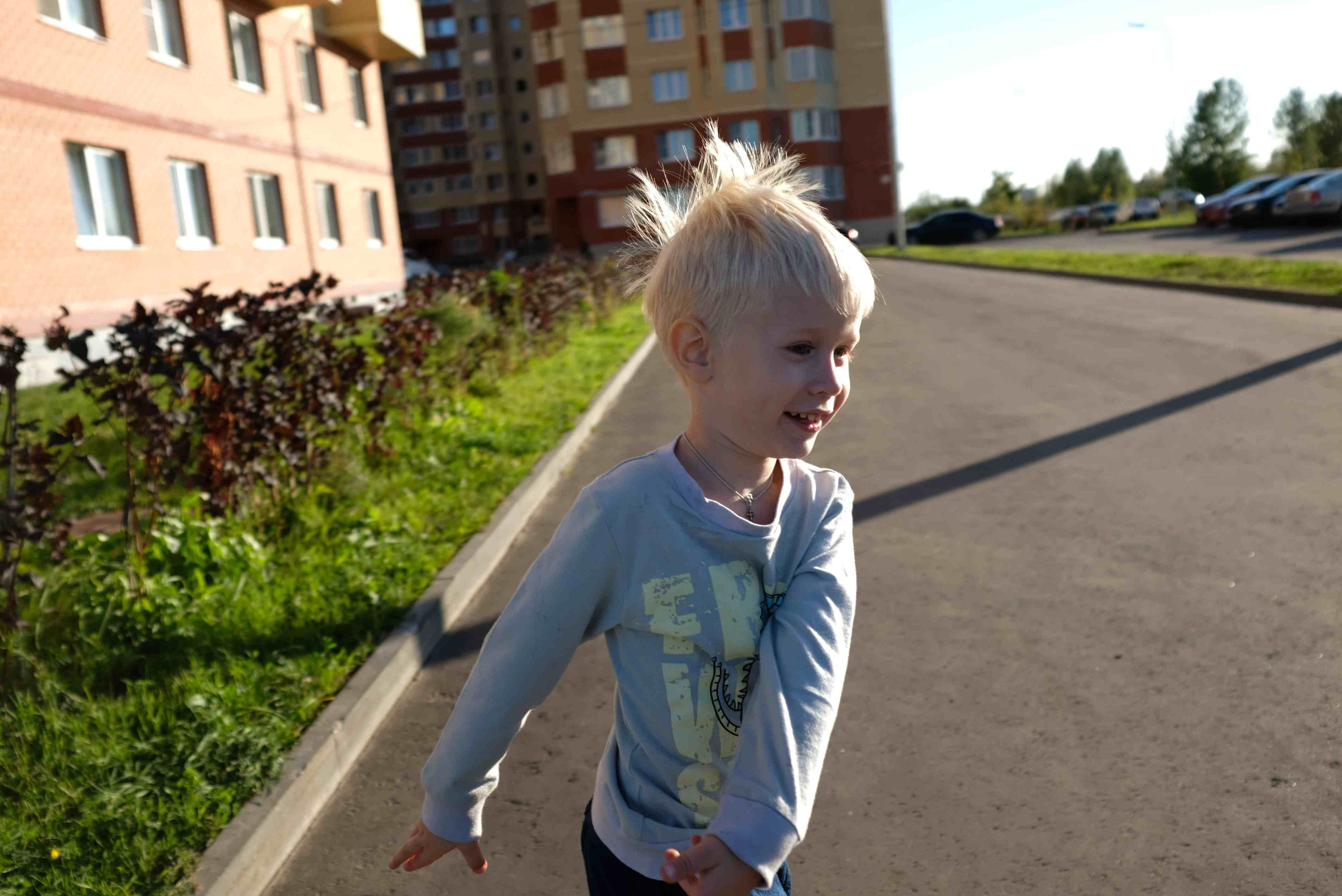 Детская фотосессия прогулка, Москва, Мальчик играет в футбол