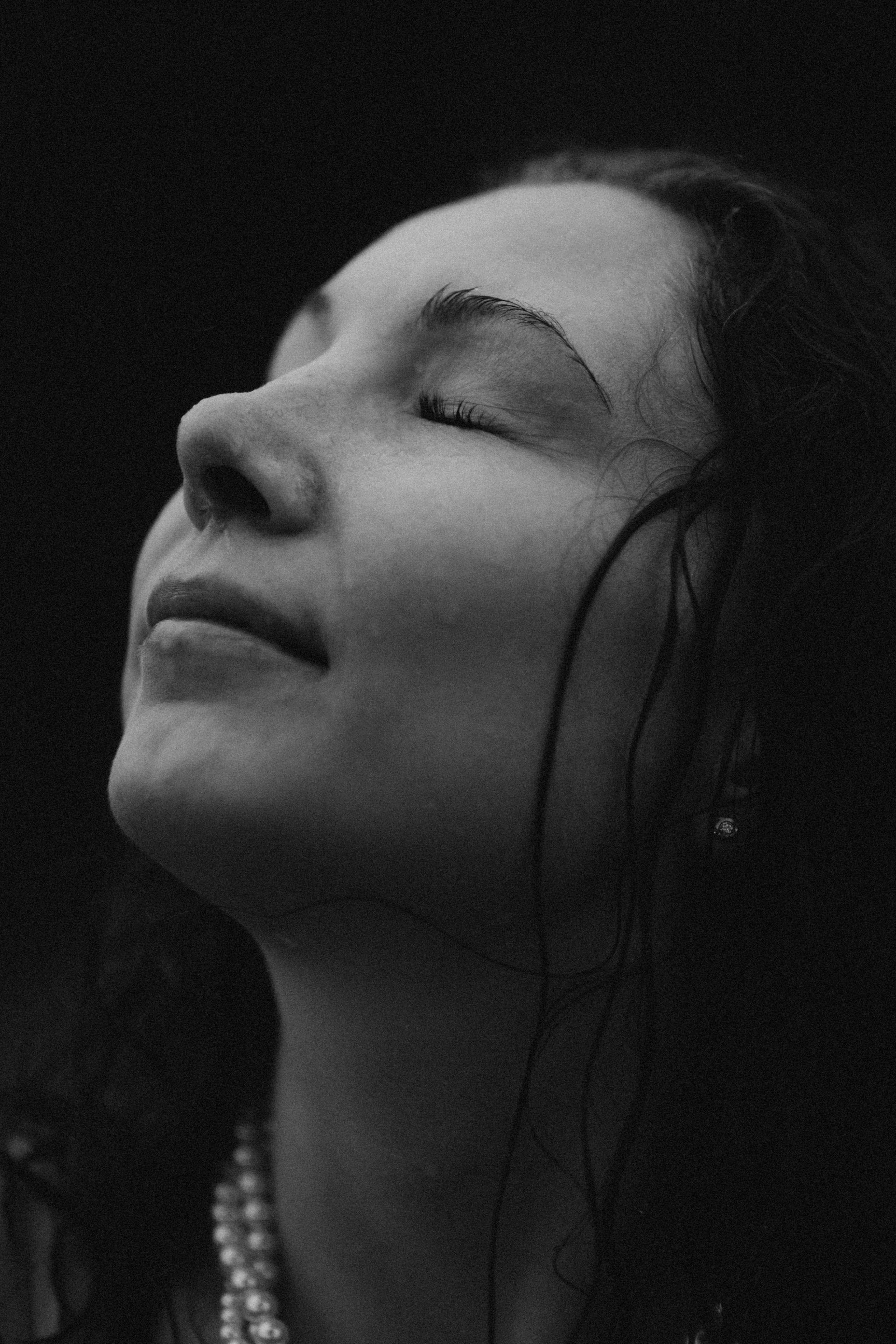 Чёрно-белая фотосессия в дождь