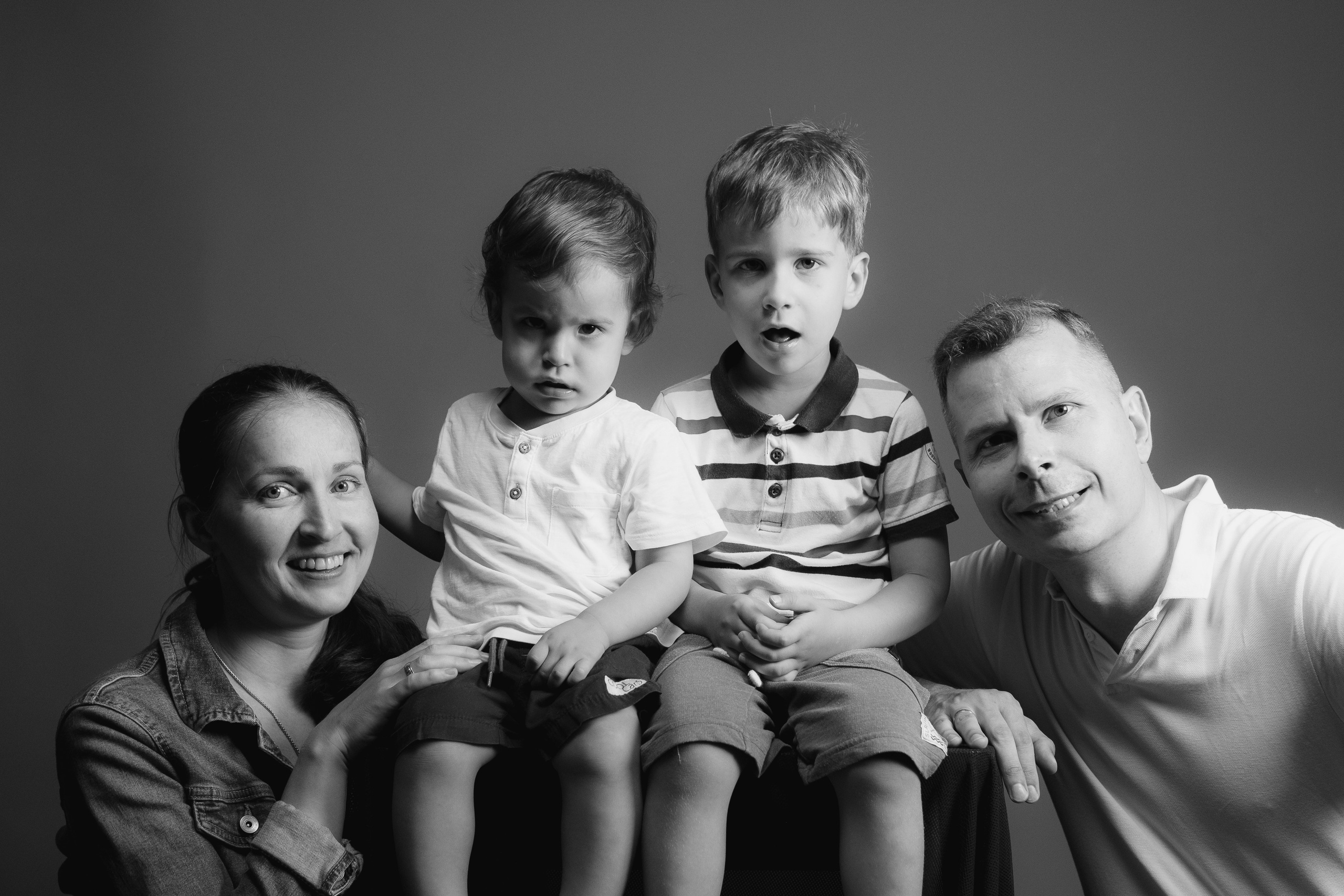 красивая семья в студии